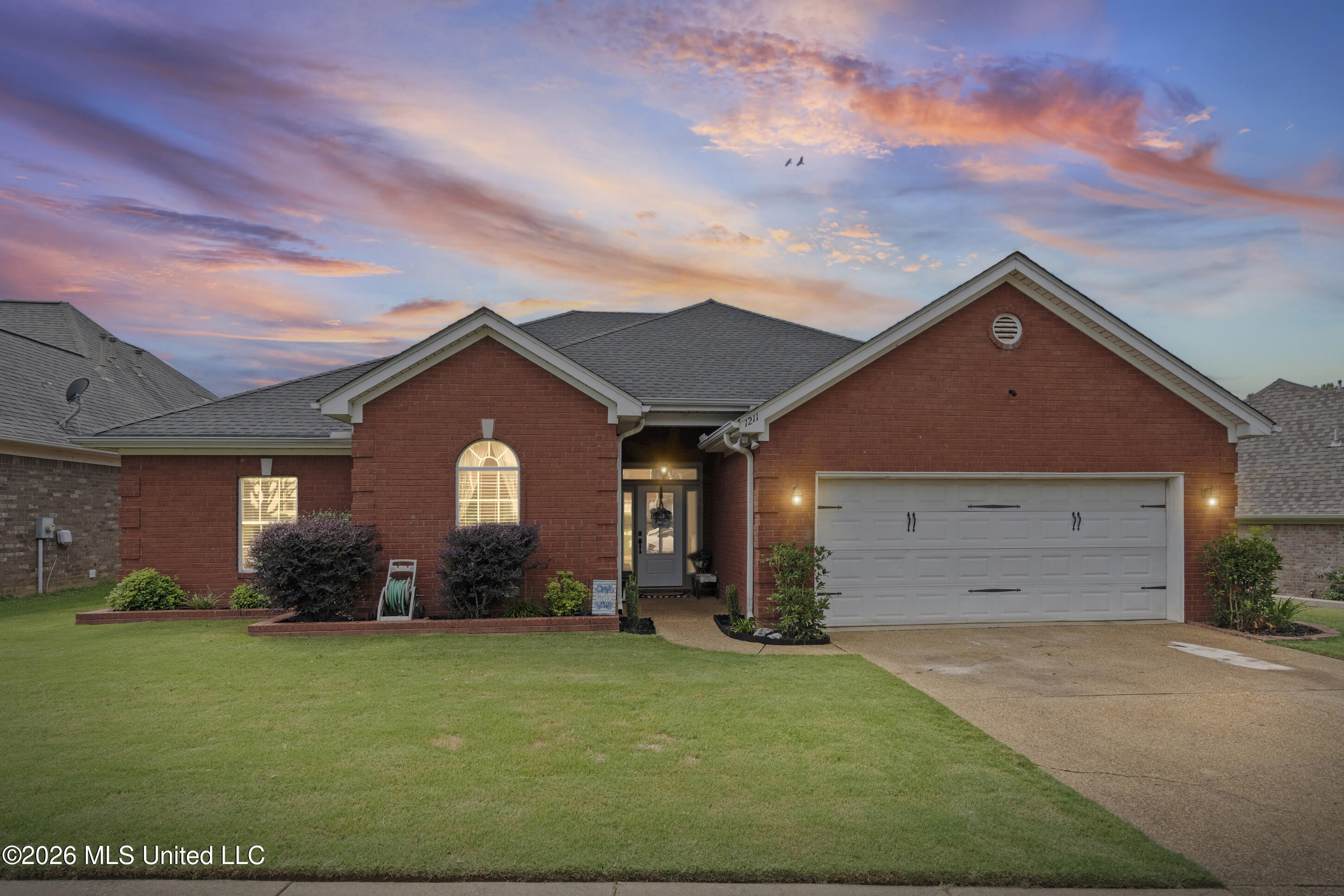 1211 E Cross Creek Drive Property Photo 3