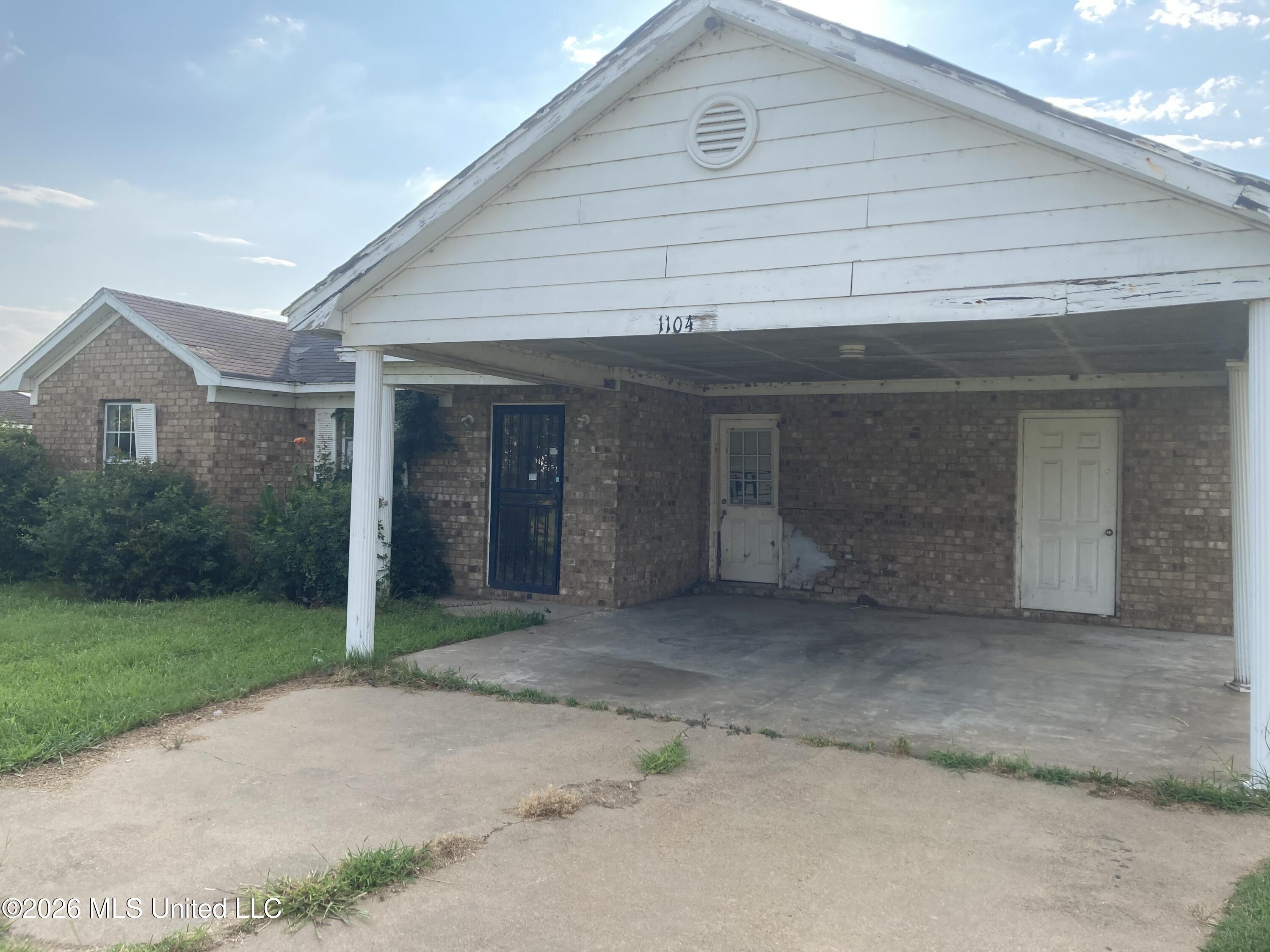 1104 Clover Leaf Circle Property Photo 1