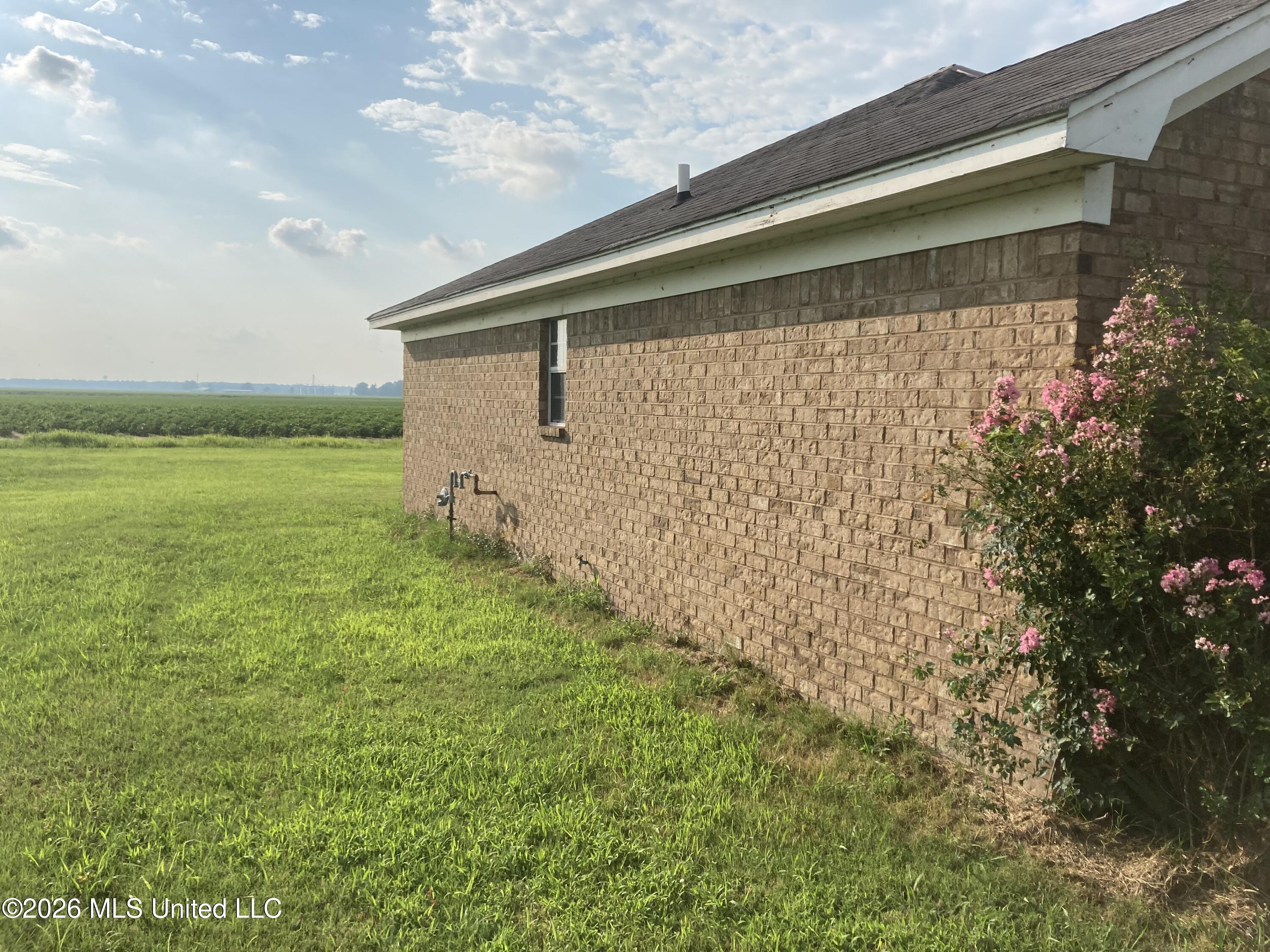 1104 Clover Leaf Circle Property Photo 3