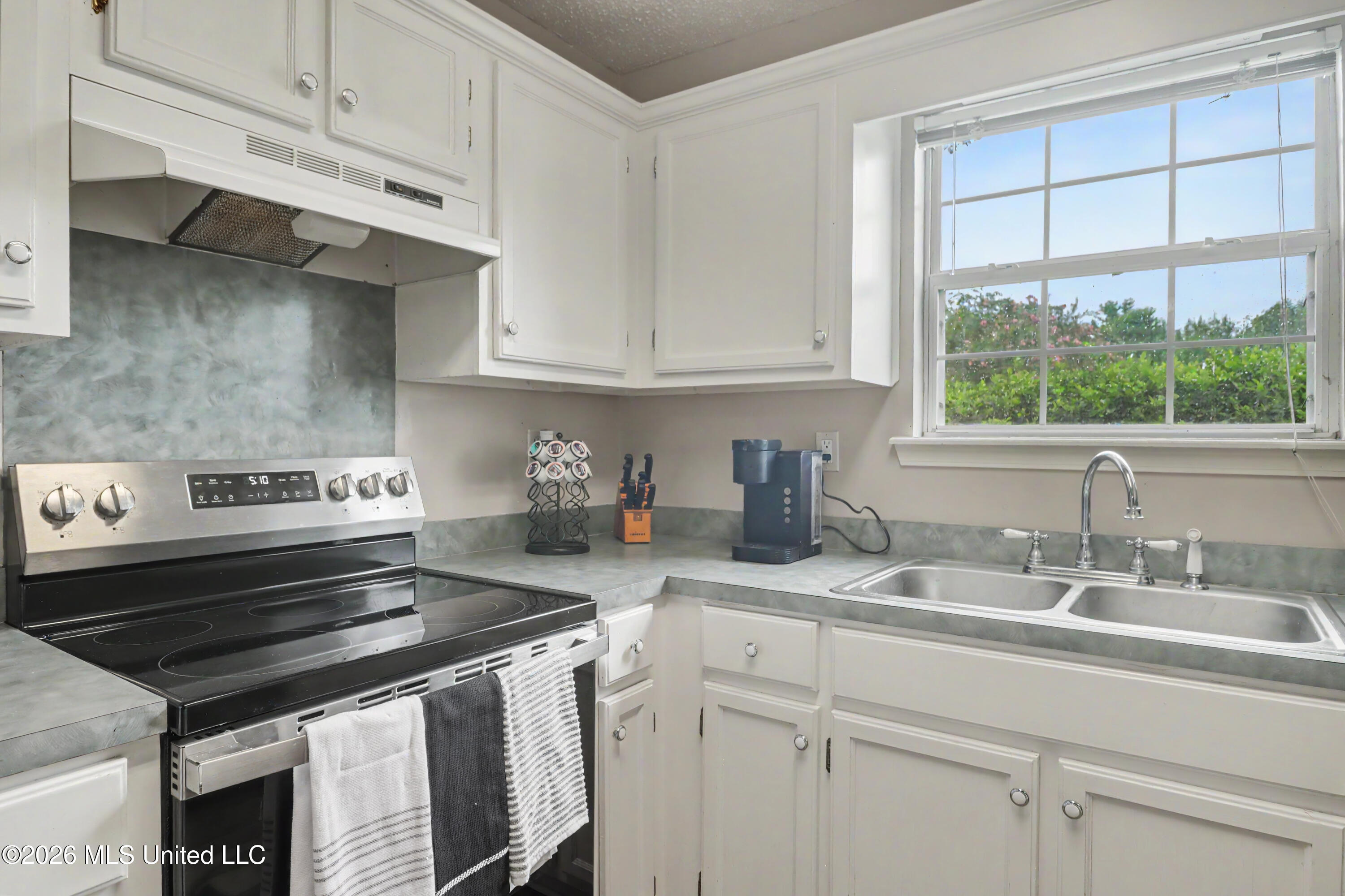 13431 Windridge Drive Property Photo 6