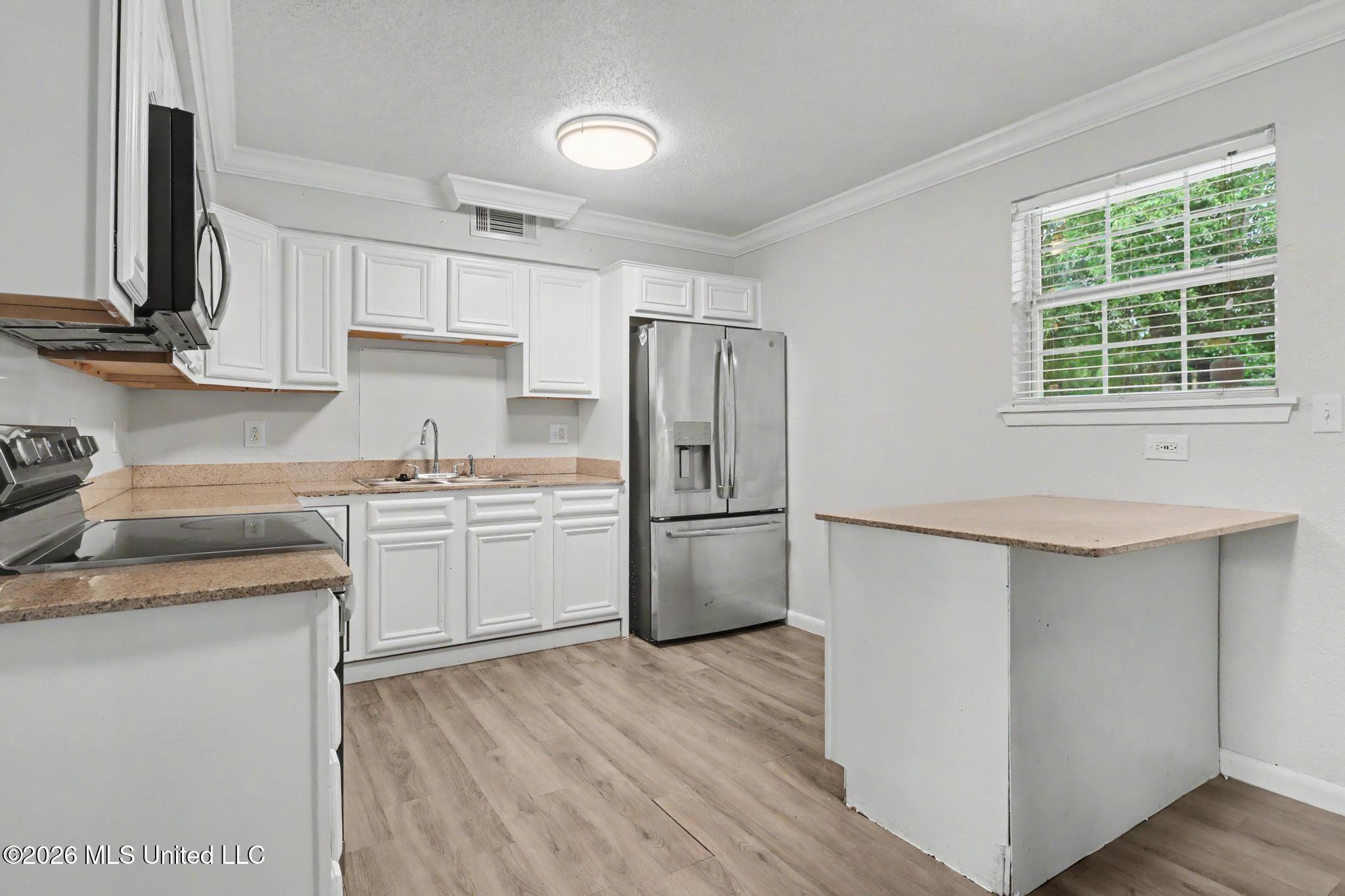 645 Union Street Property Photo 4
