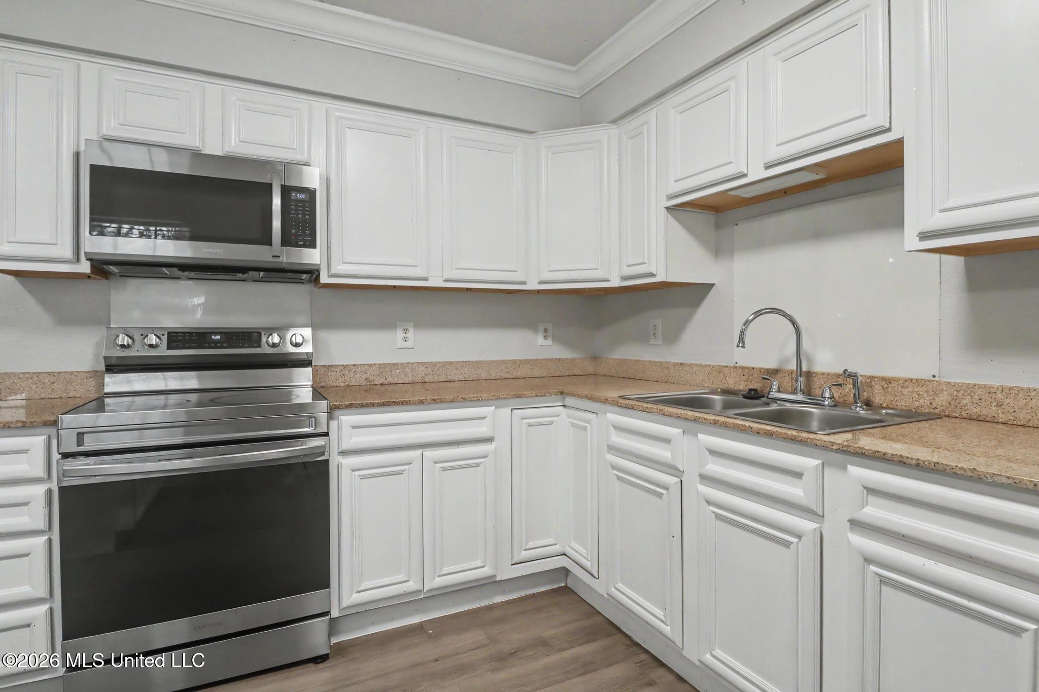 645 Union Street Property Photo 5