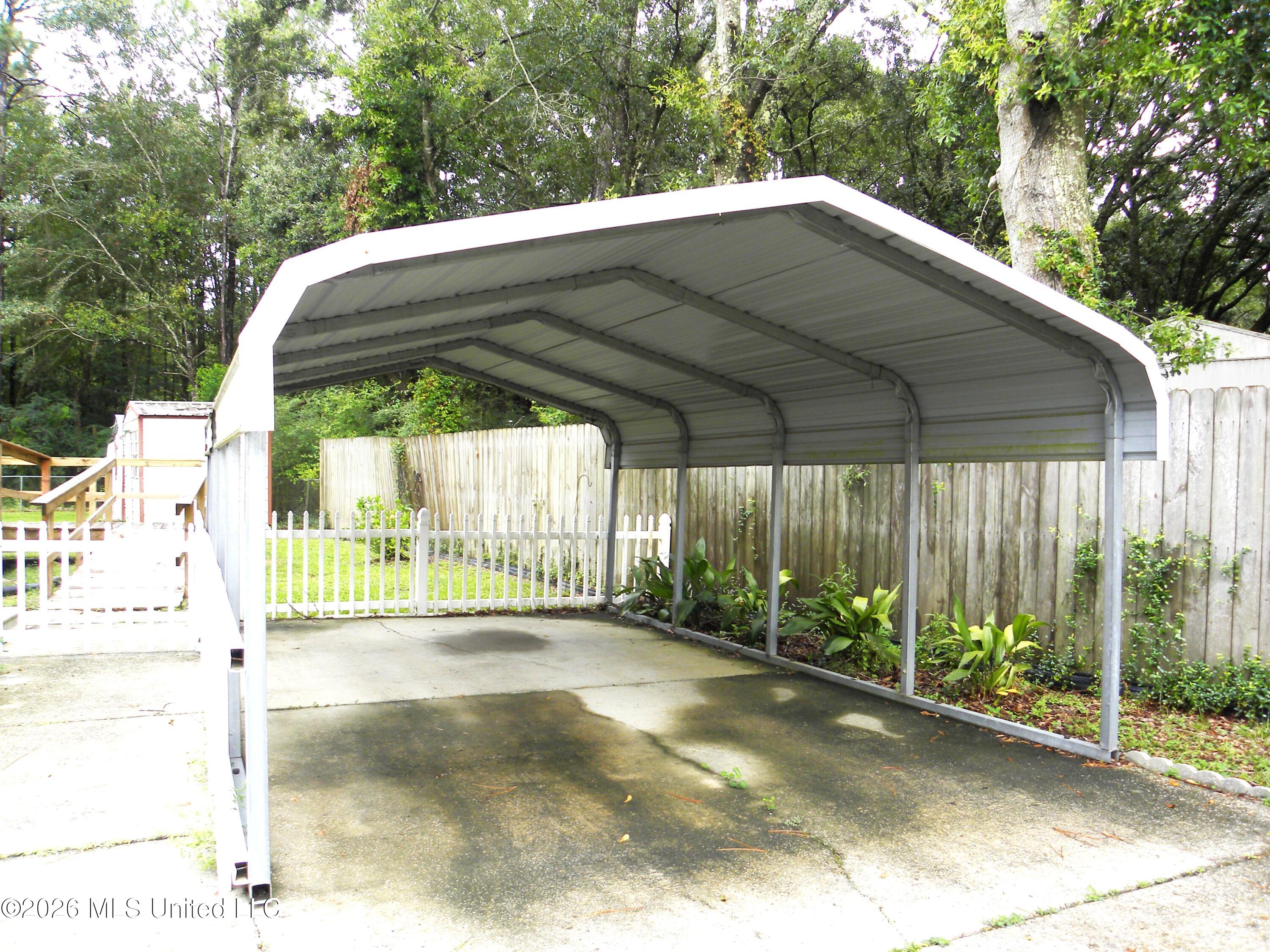 18265 Robin Oaks Drive Property Photo 3