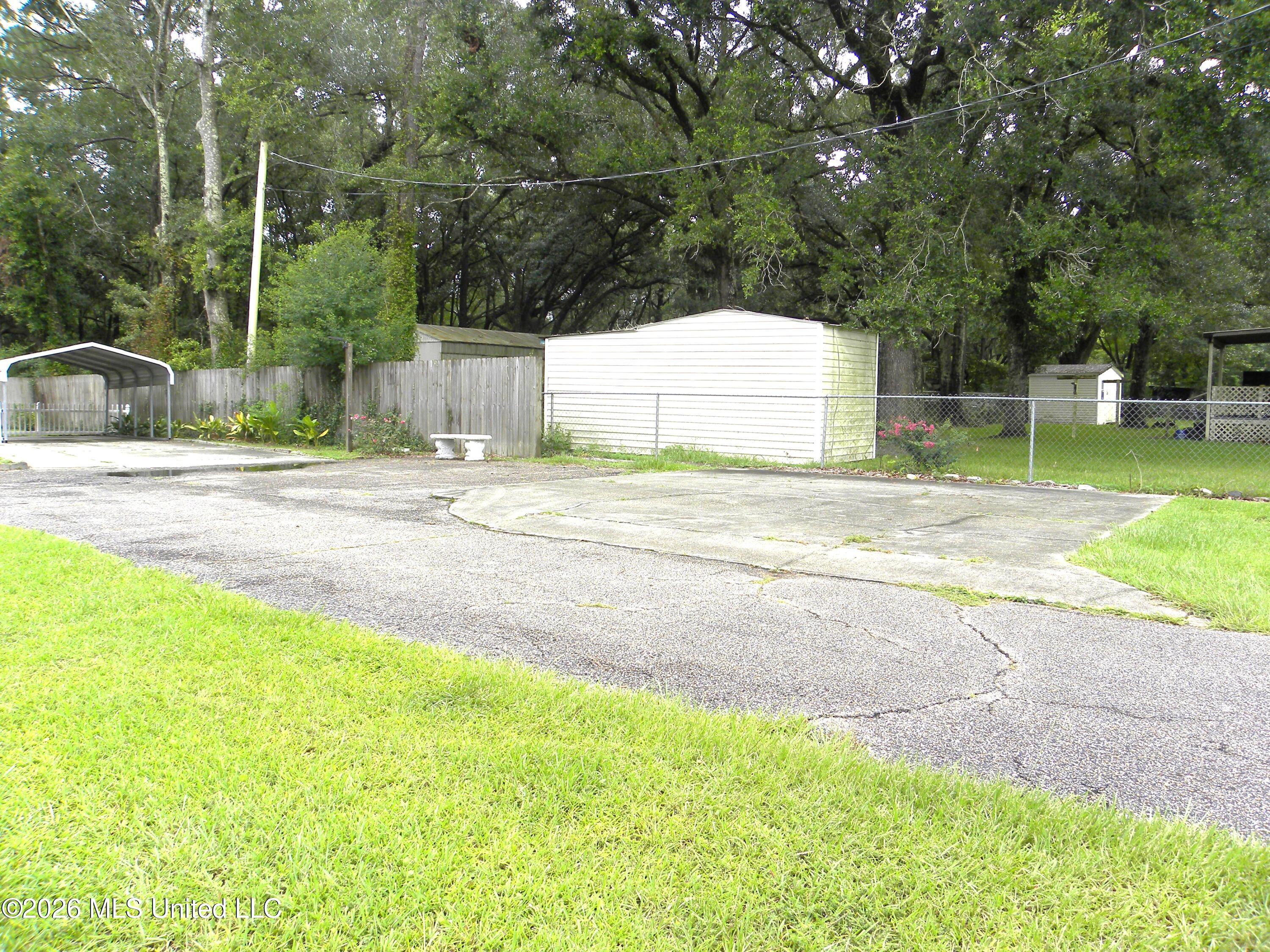 18265 Robin Oaks Drive Property Photo 4