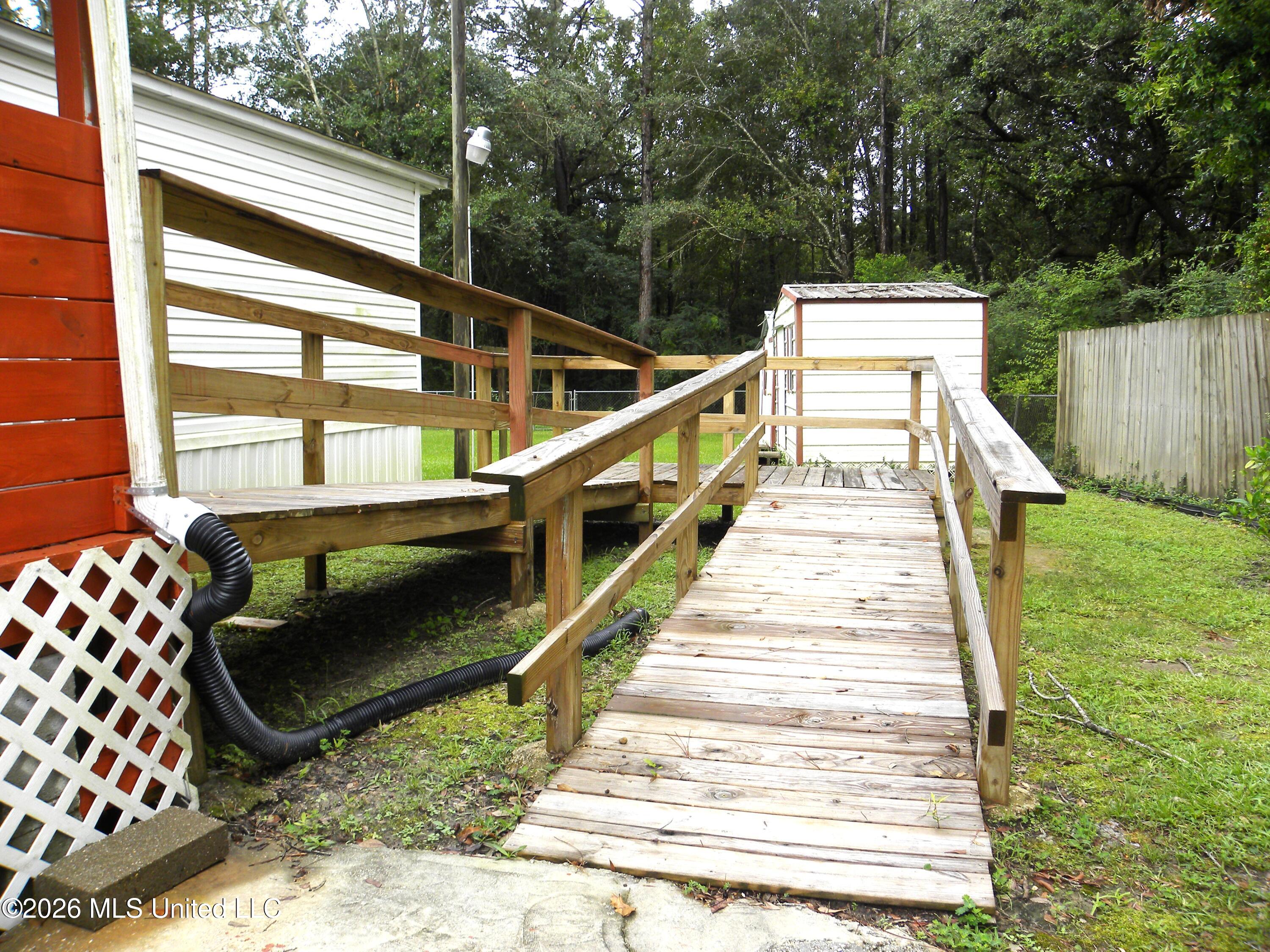 18265 Robin Oaks Drive Property Photo 6