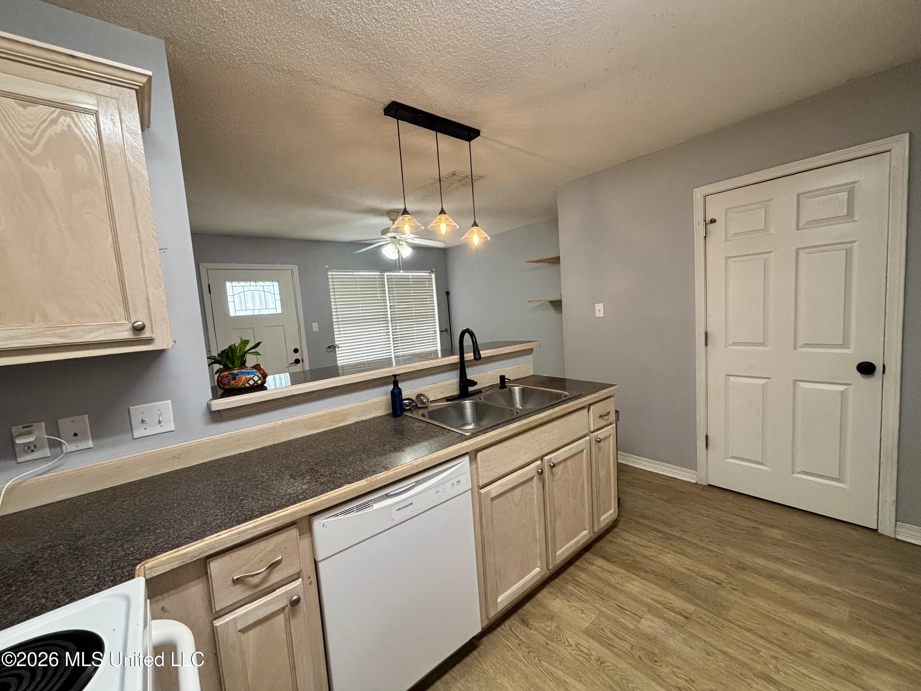 7517 Oak Cove Drive Property Photo 6
