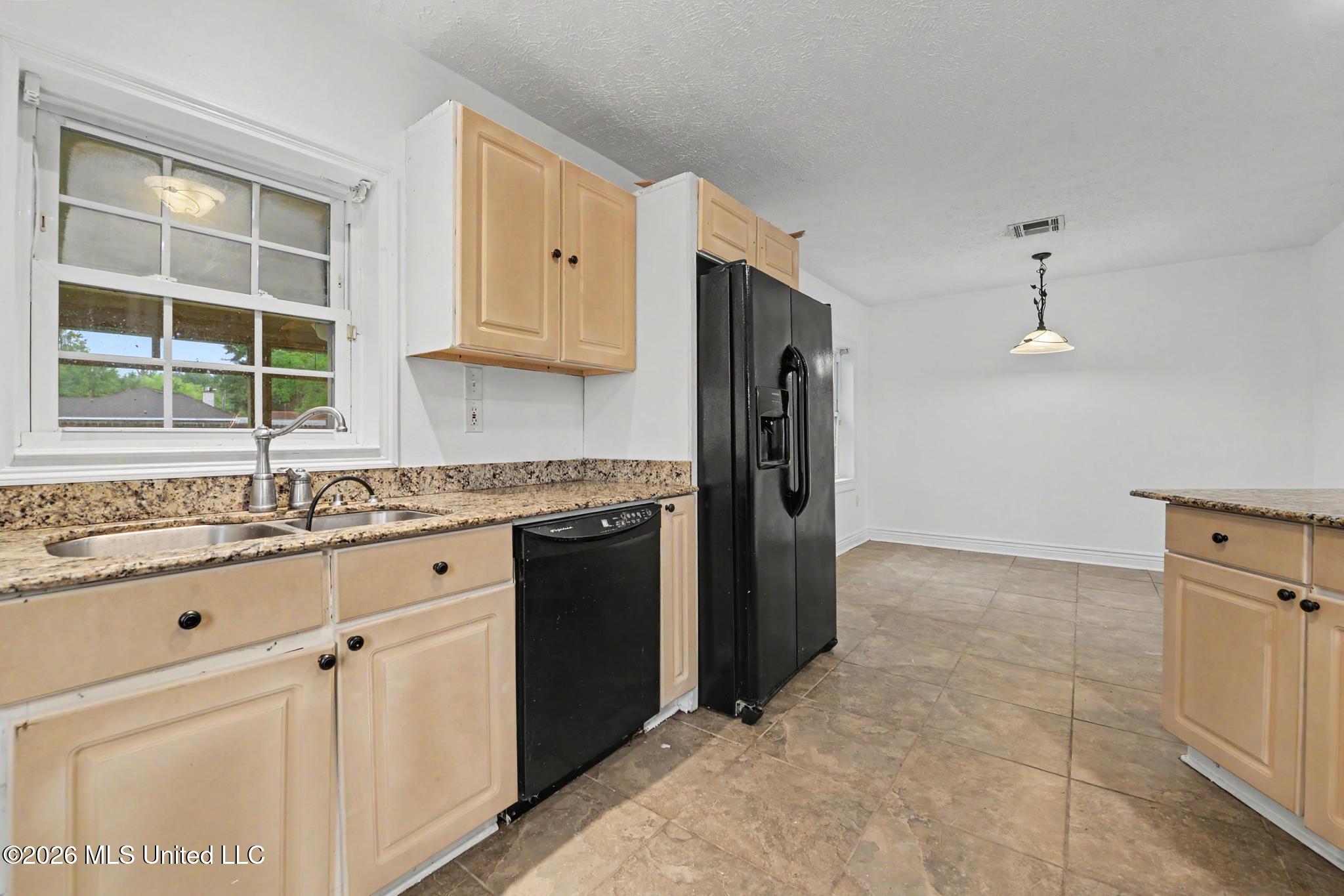610 Waveland Avenue Property Photo 9