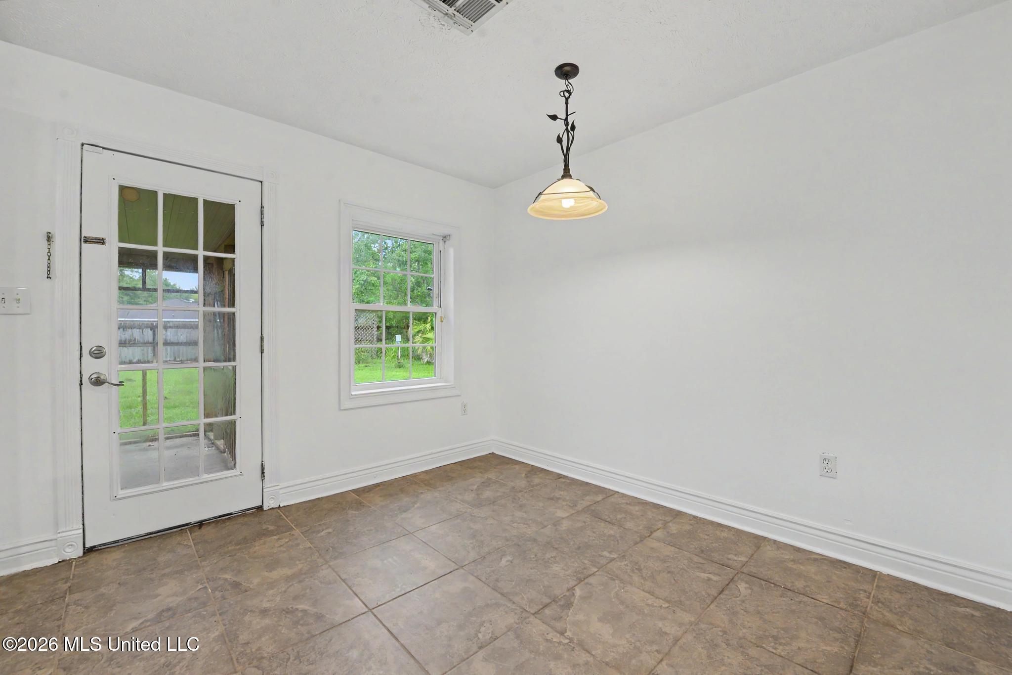 610 Waveland Avenue Property Photo 10