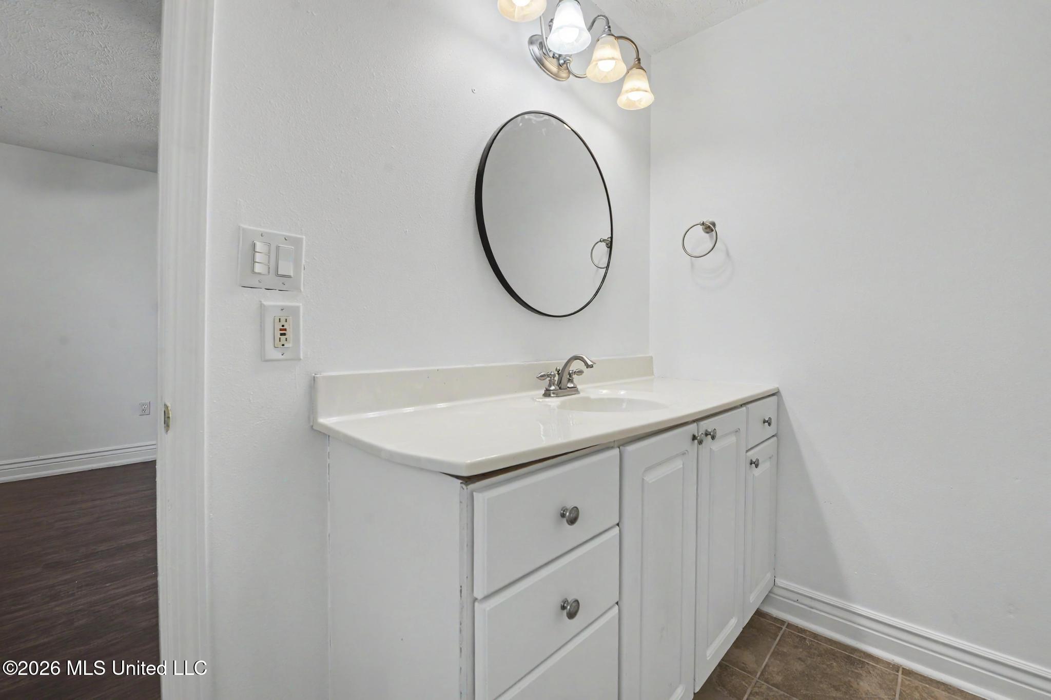 610 Waveland Avenue Property Photo 13