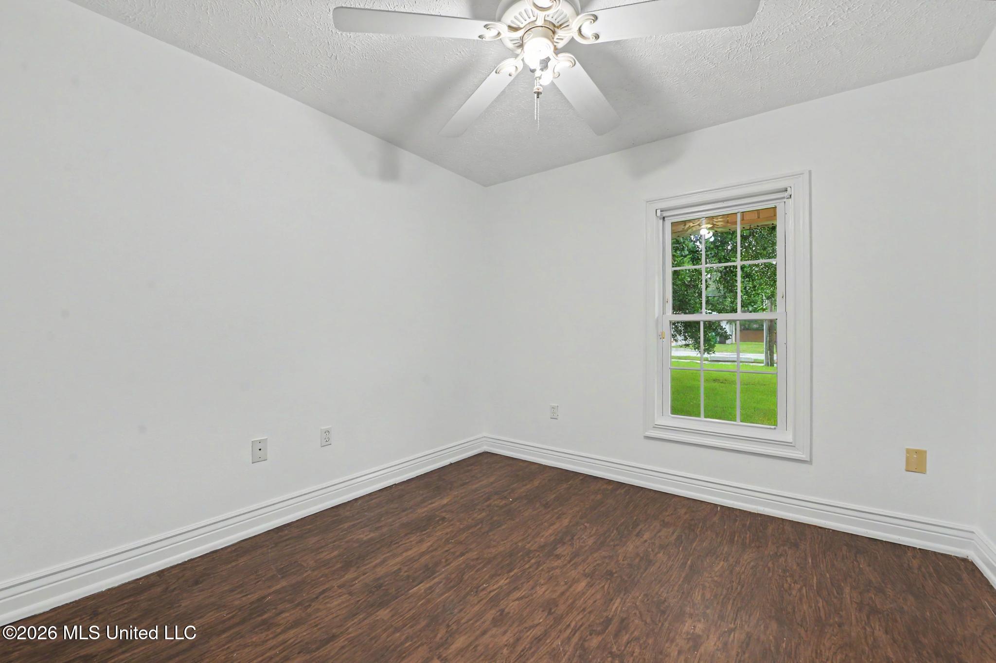 610 Waveland Avenue Property Photo 17