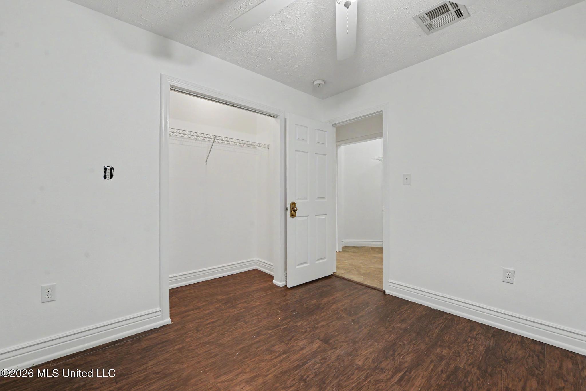 610 Waveland Avenue Property Photo 18