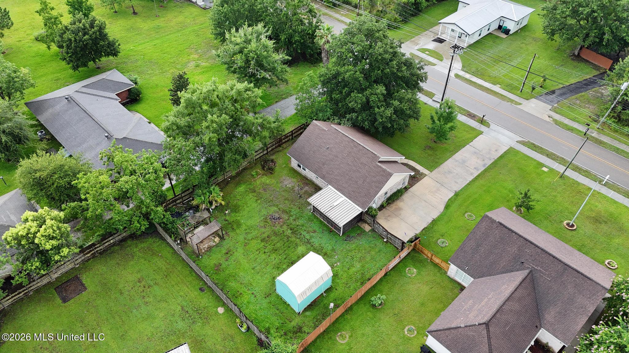 610 Waveland Avenue Property Photo 26