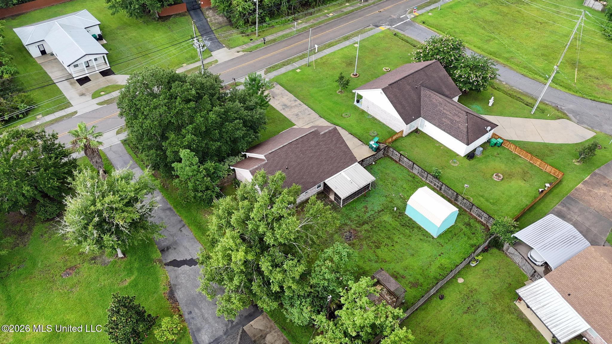 610 Waveland Avenue Property Photo 27