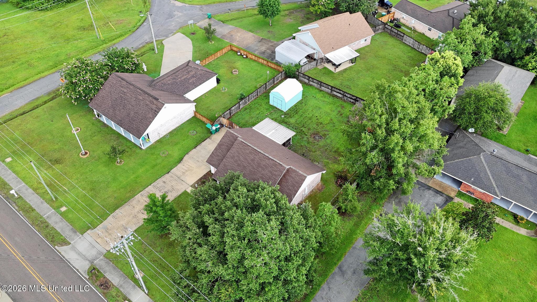 610 Waveland Avenue Property Photo 28