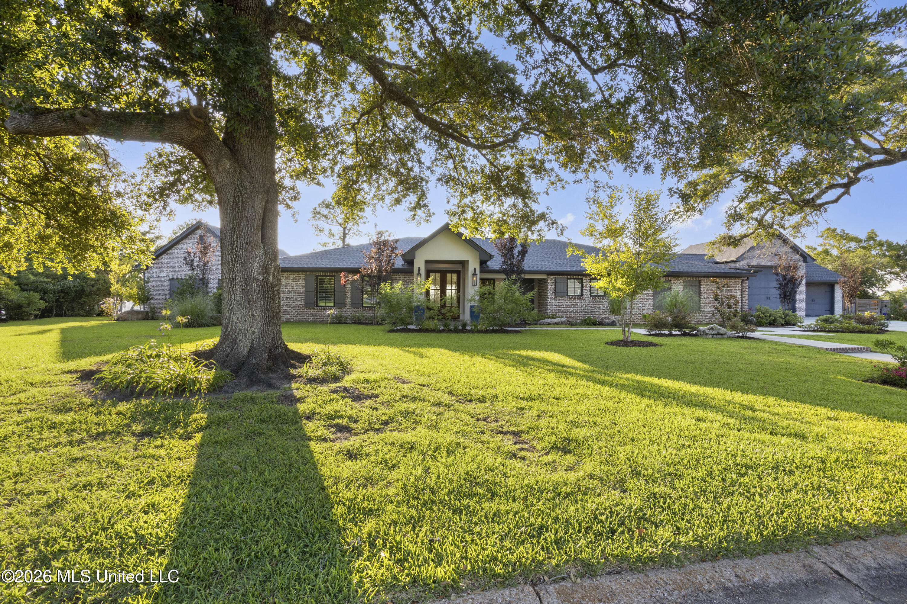 927 N Shore Drive Property Photo 1