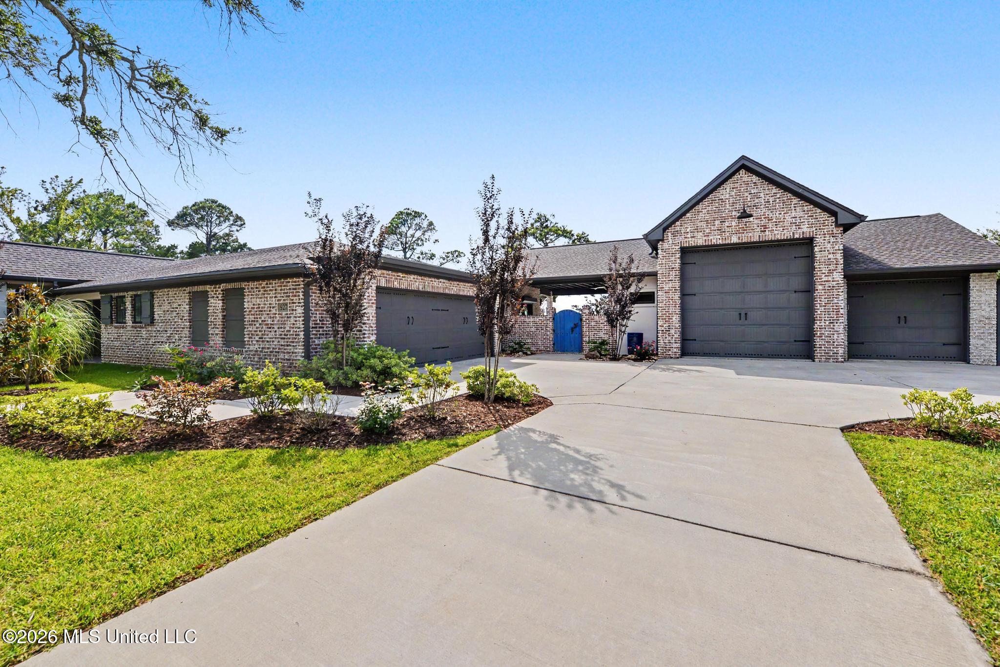 927 N Shore Drive Property Photo 3