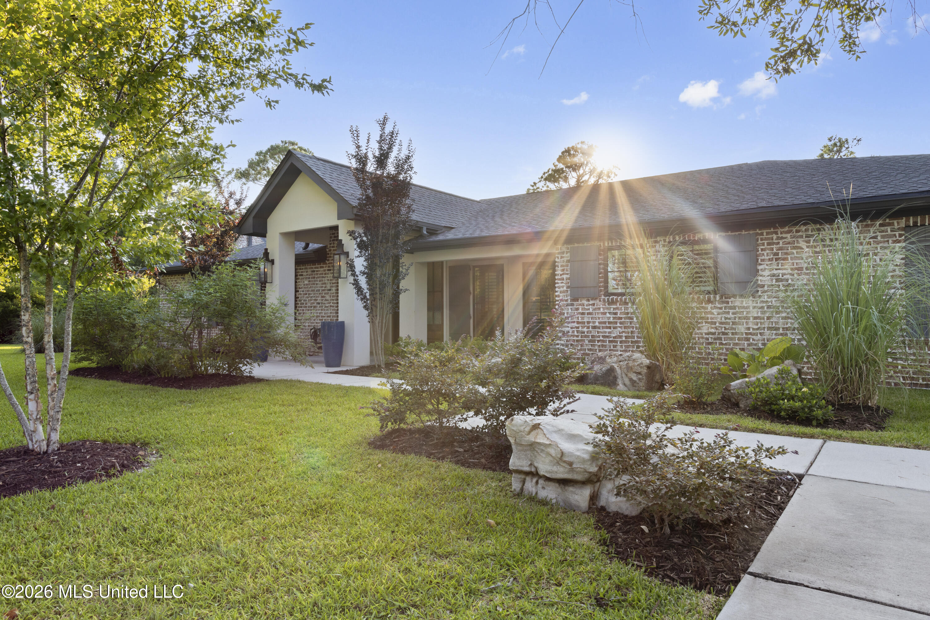 927 N Shore Drive Property Photo 5