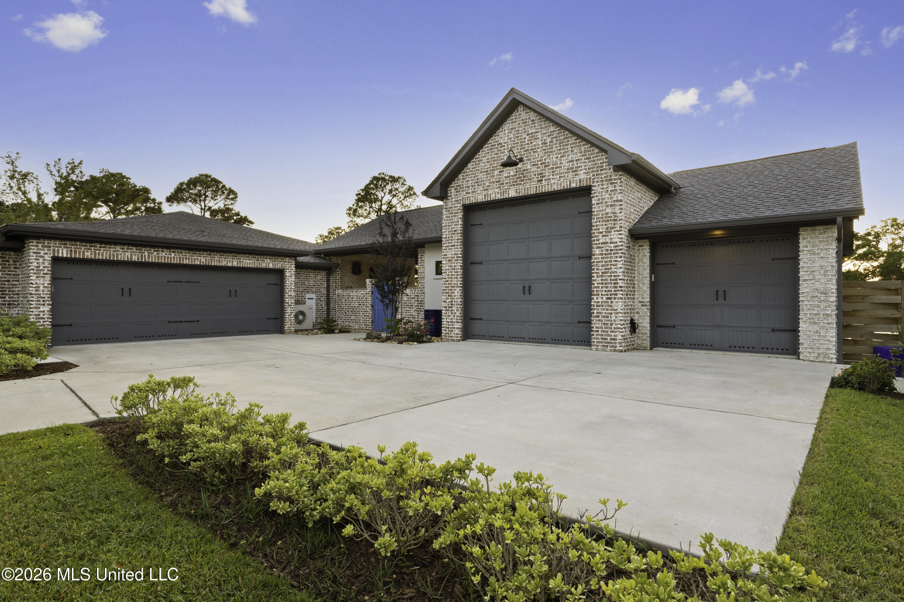 927 N Shore Drive Property Photo 7