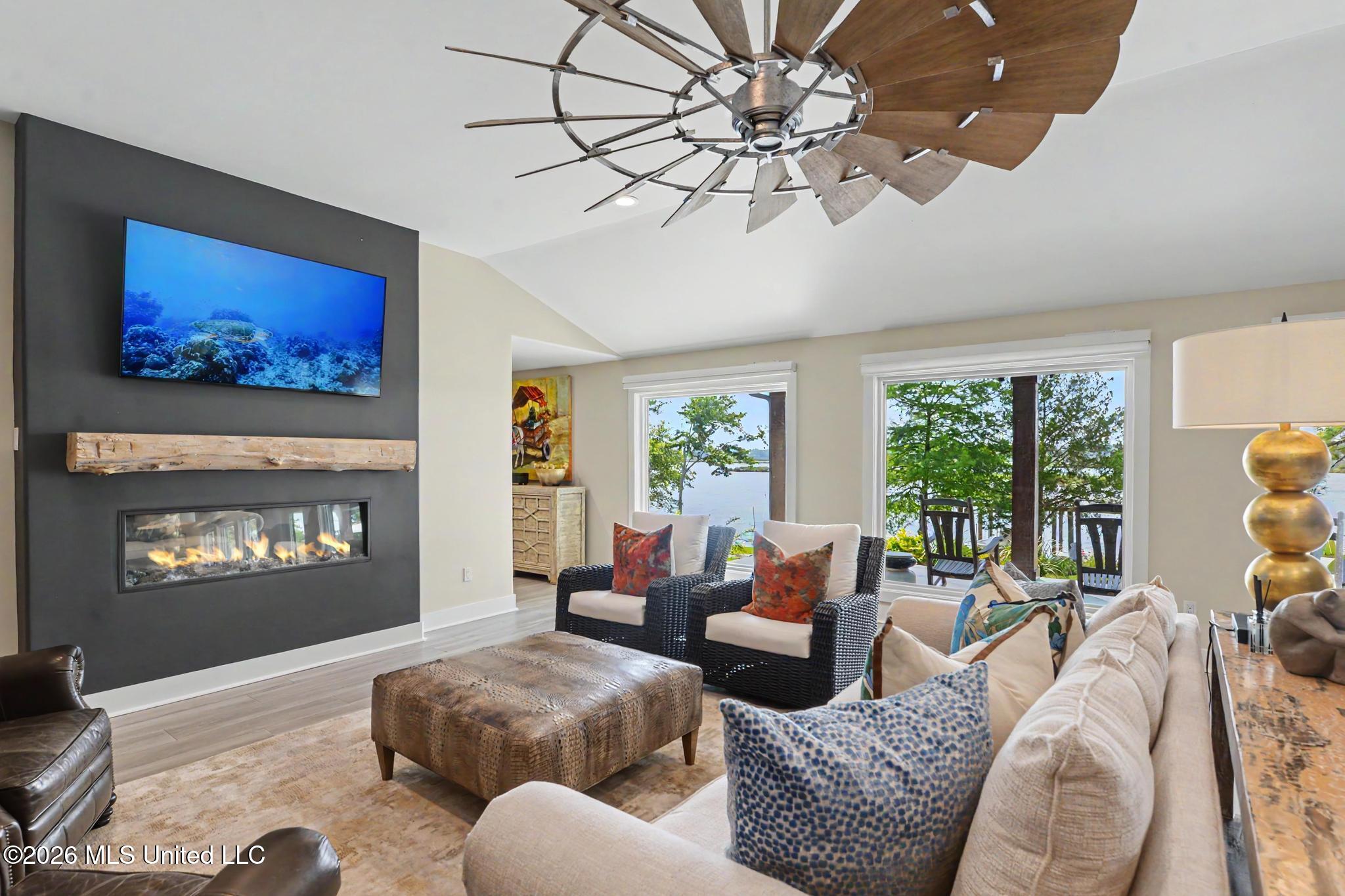 927 N Shore Drive Property Photo 17