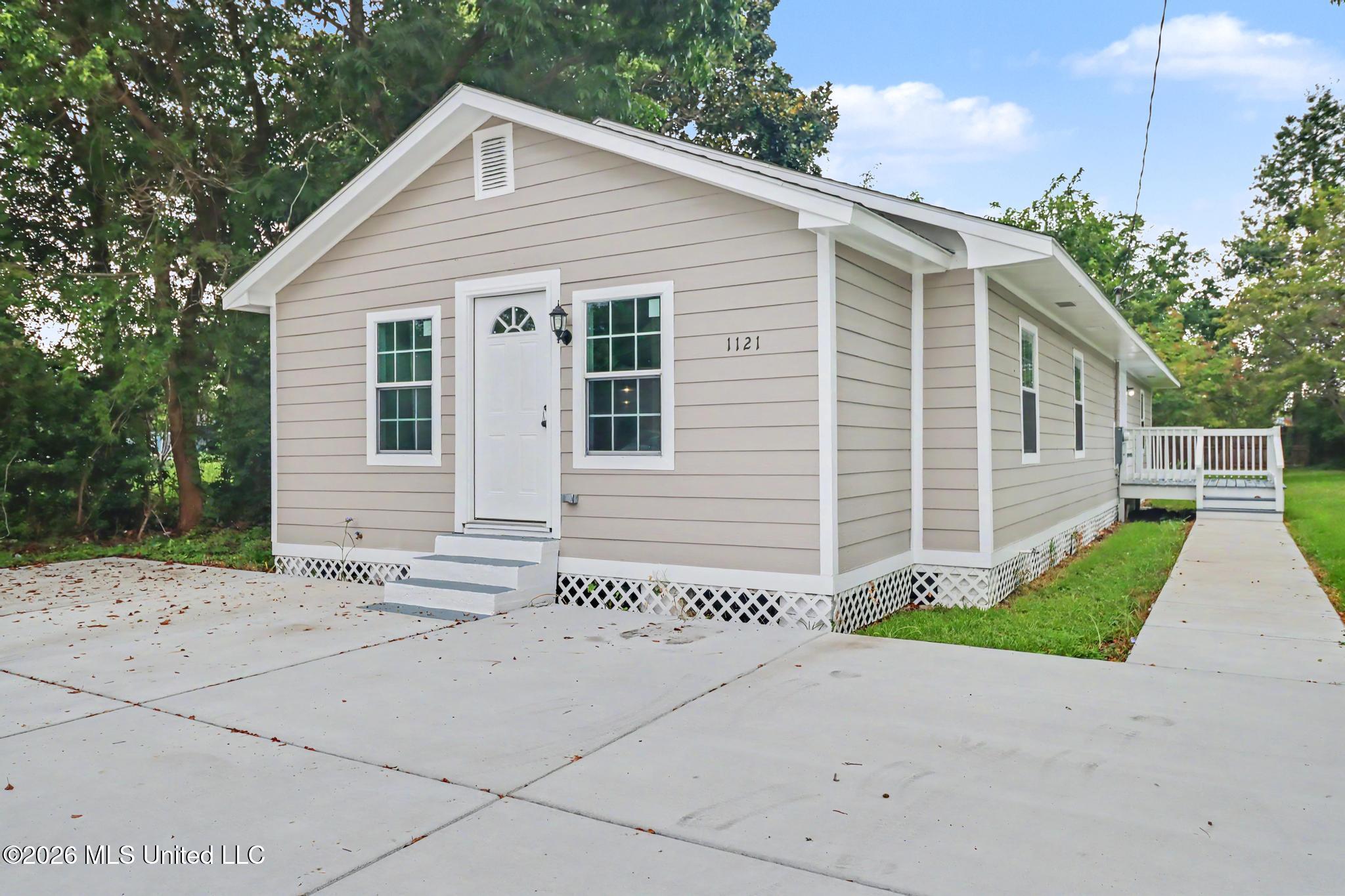 1121 43rd Avenue Property Photo 1