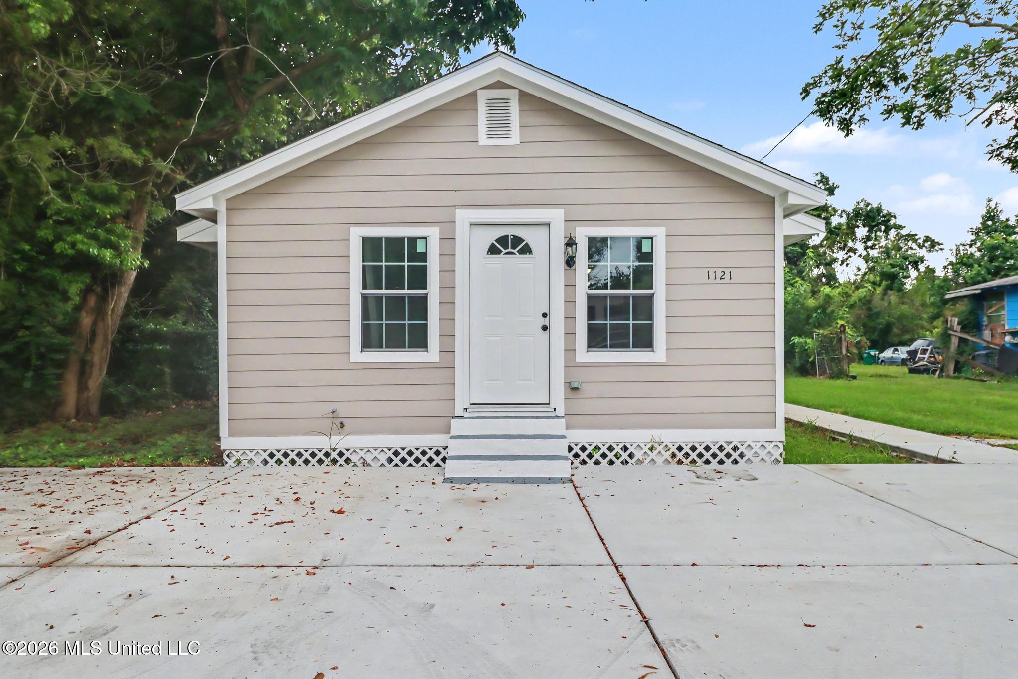 1121 43rd Avenue Property Photo 2