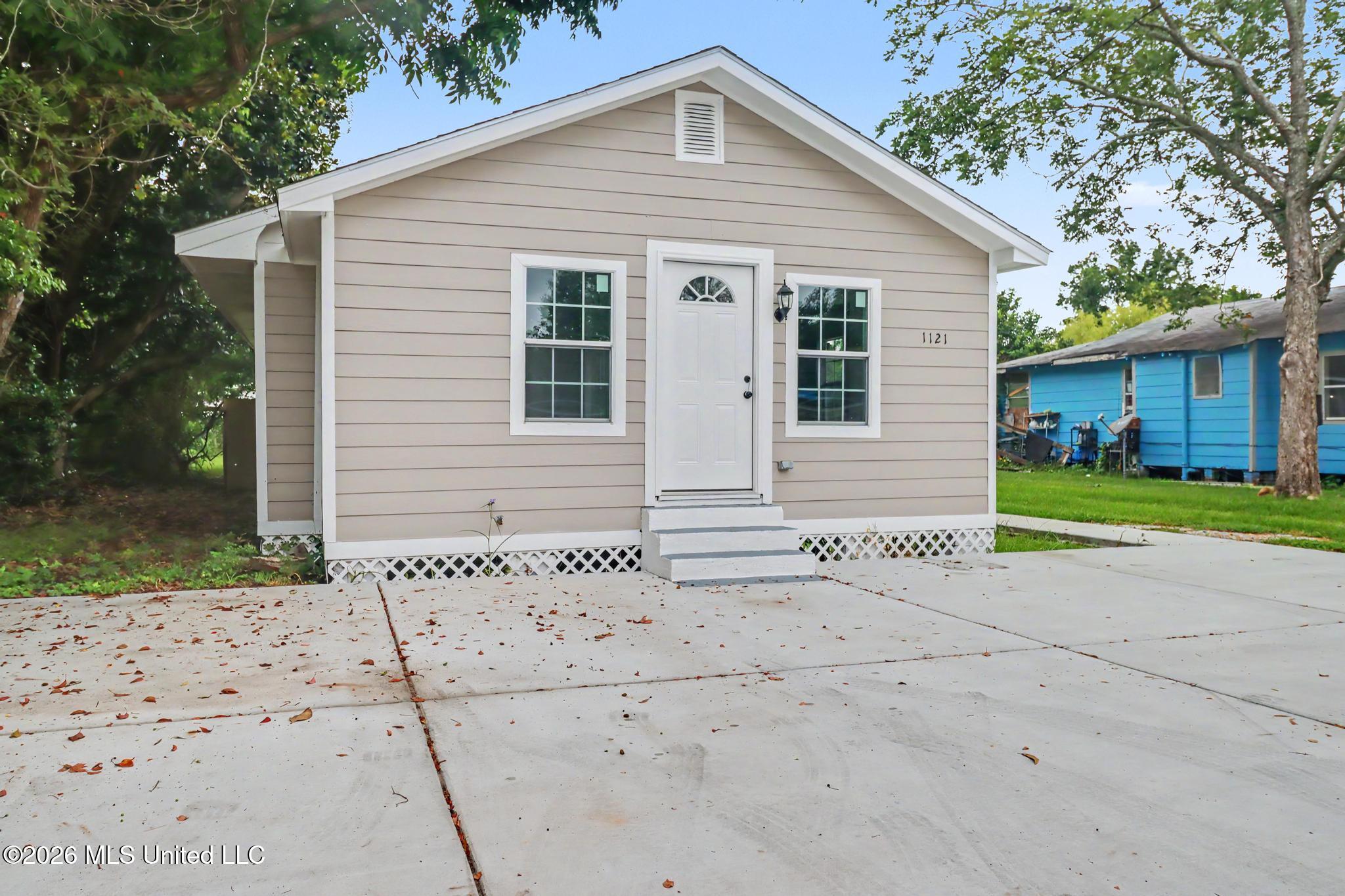 1121 43rd Avenue Property Photo 3