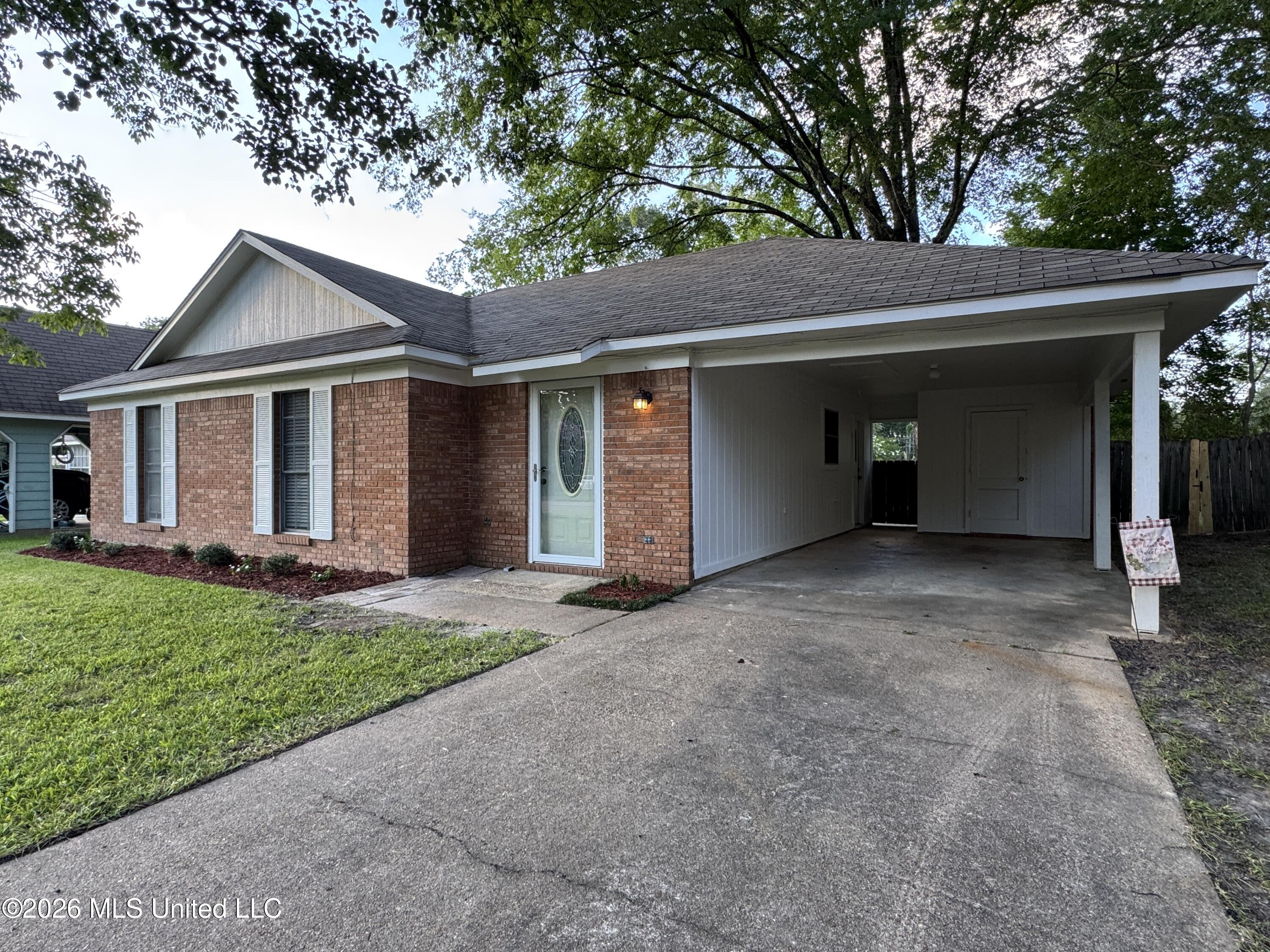 1660 Ravenwood Lane Property Photo 2