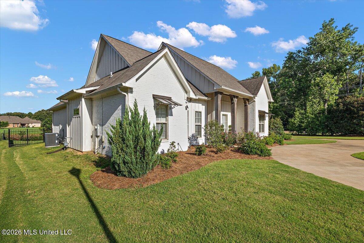 100 Camden Lake Drive Property Photo 3