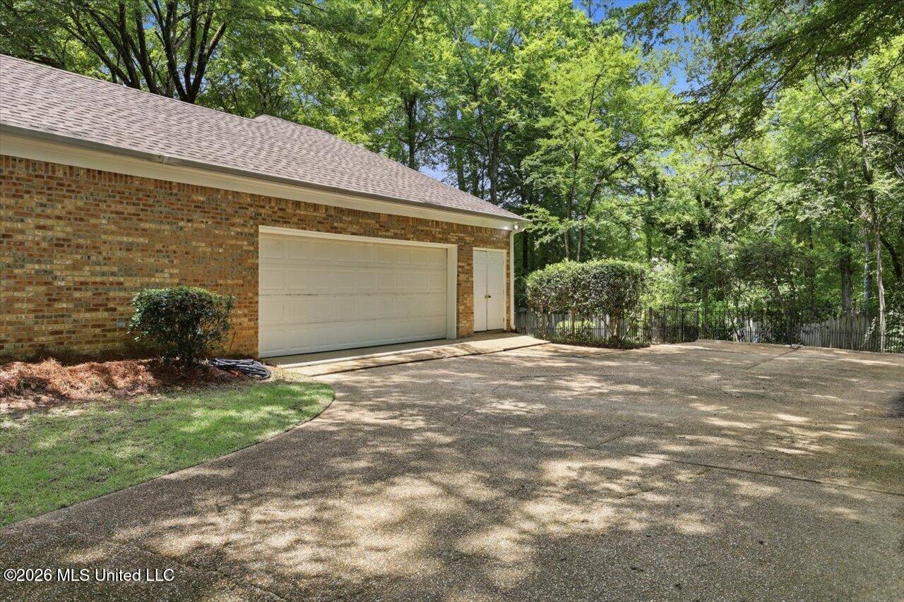 217 Oak Hollow Drive Property Photo 29