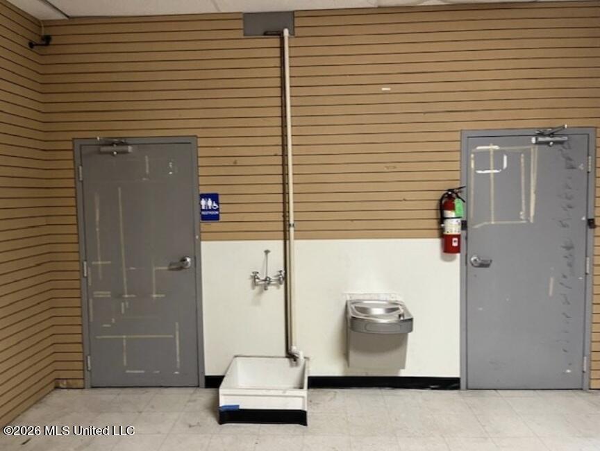 1217 S Frontage Road Property Photo 4