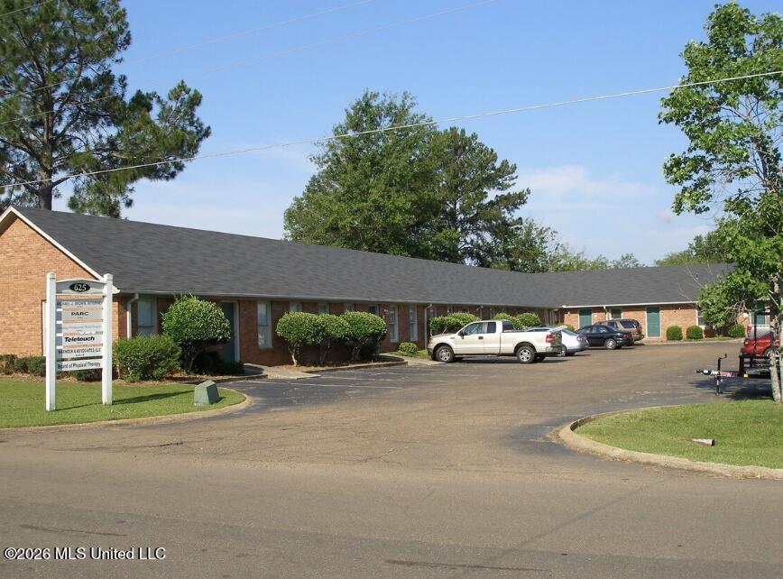 625 Lakeland East Drive Property Photo 2