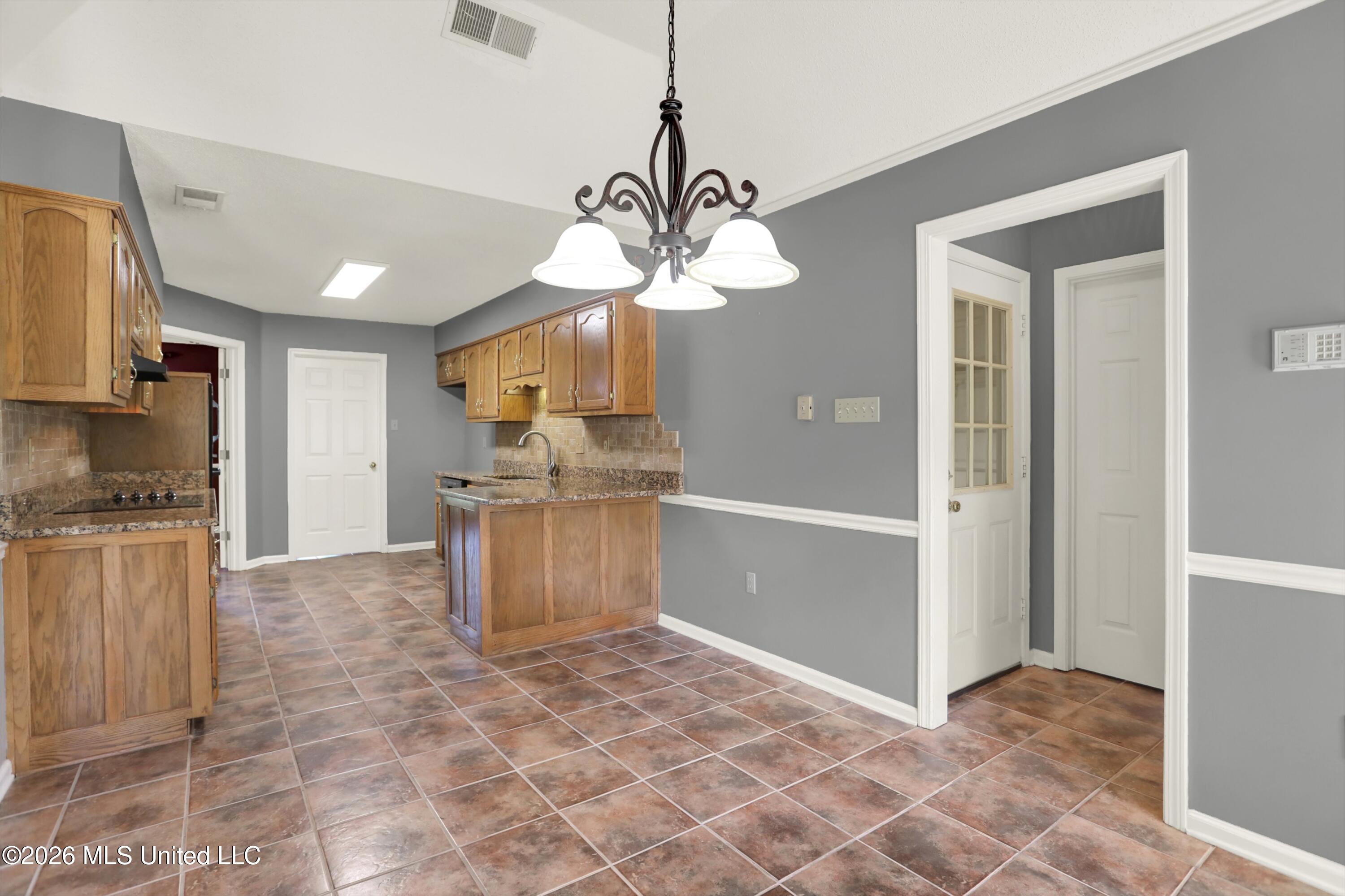7925 Hunters Creek Drive Property Photo 18