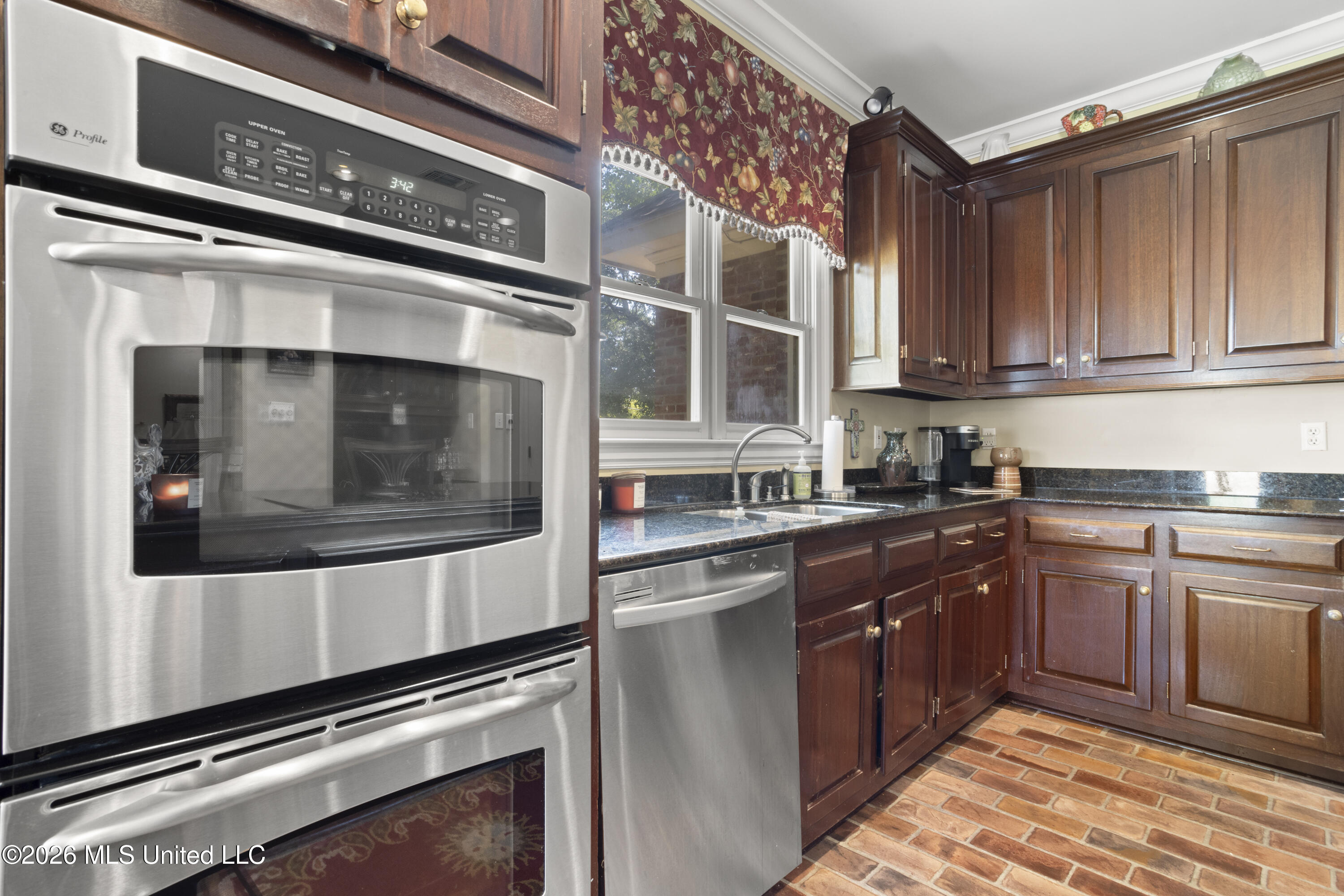 1 High Pointe Drive Property Photo 15