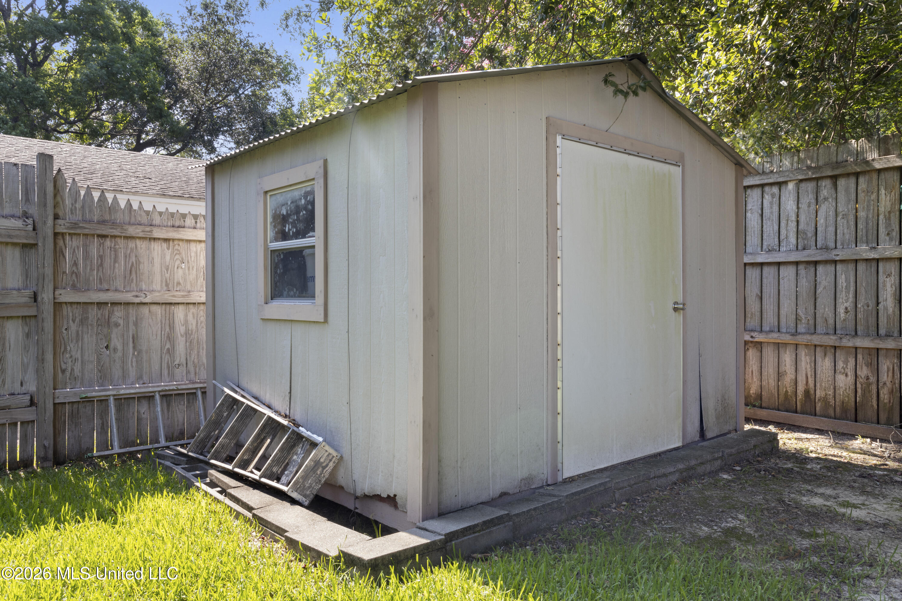 1 High Pointe Drive Property Photo 40