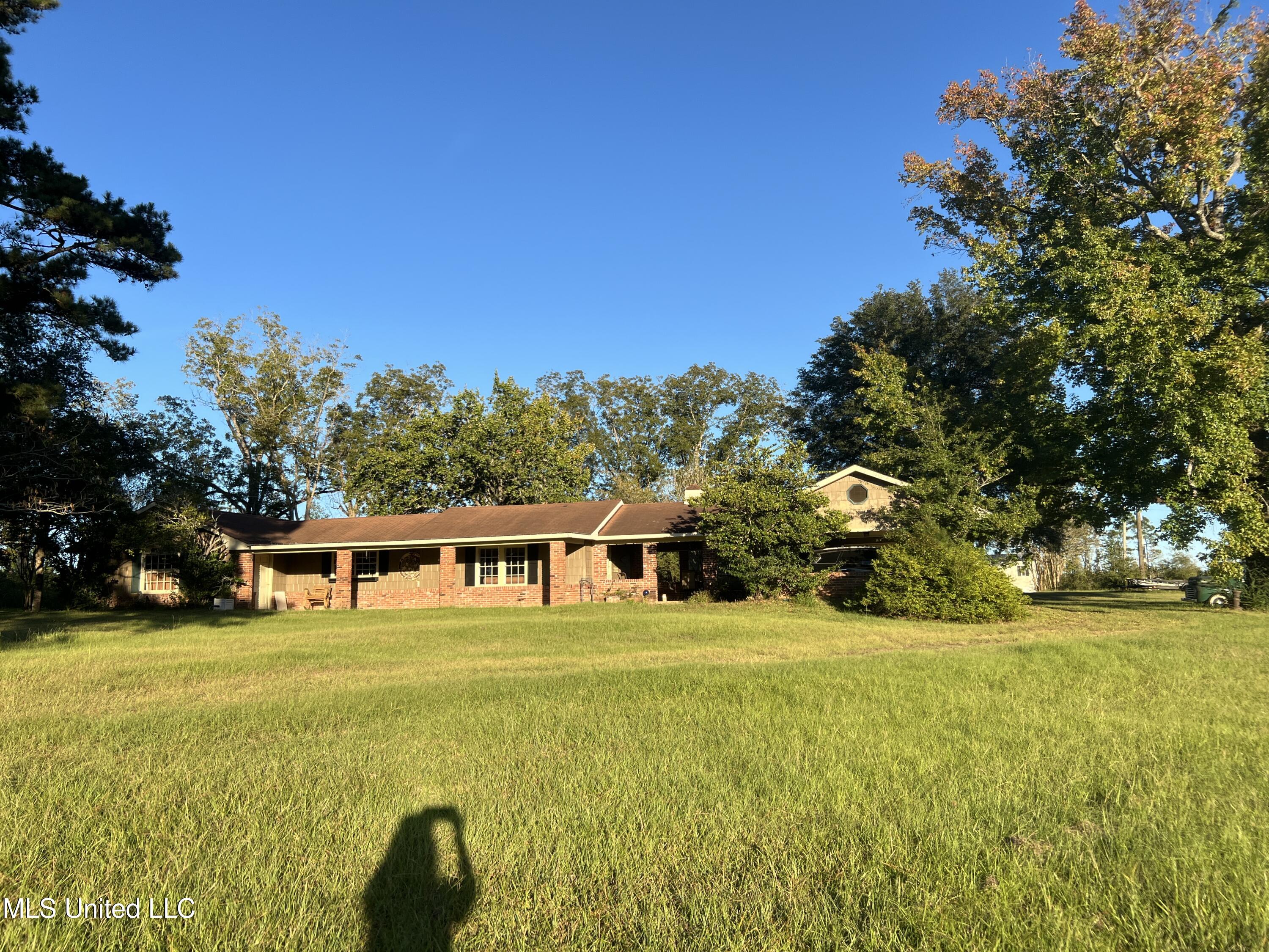 2066 S 569 Highway Property Photo 2