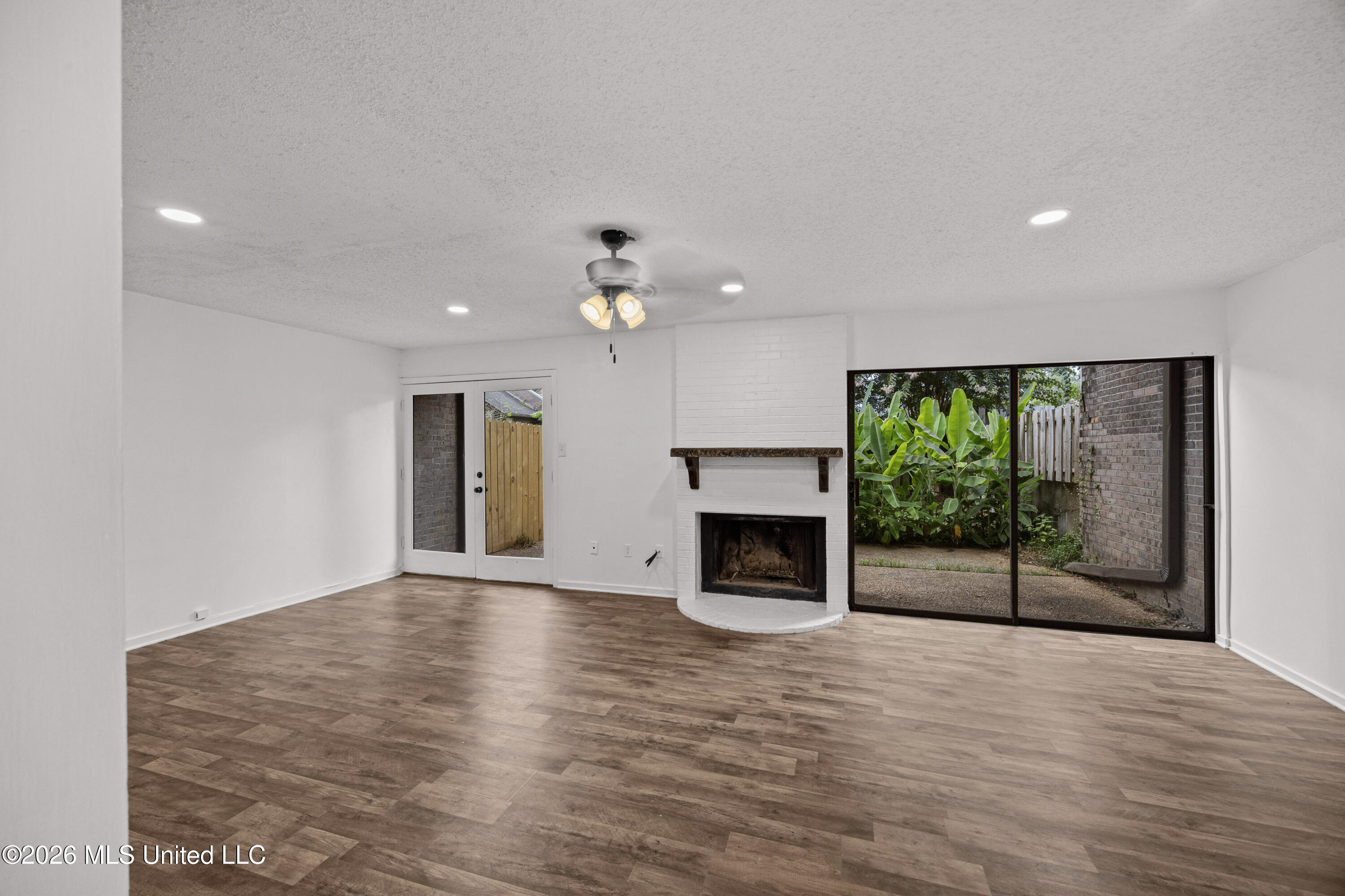 1255 E County Line Road Property Photo 3