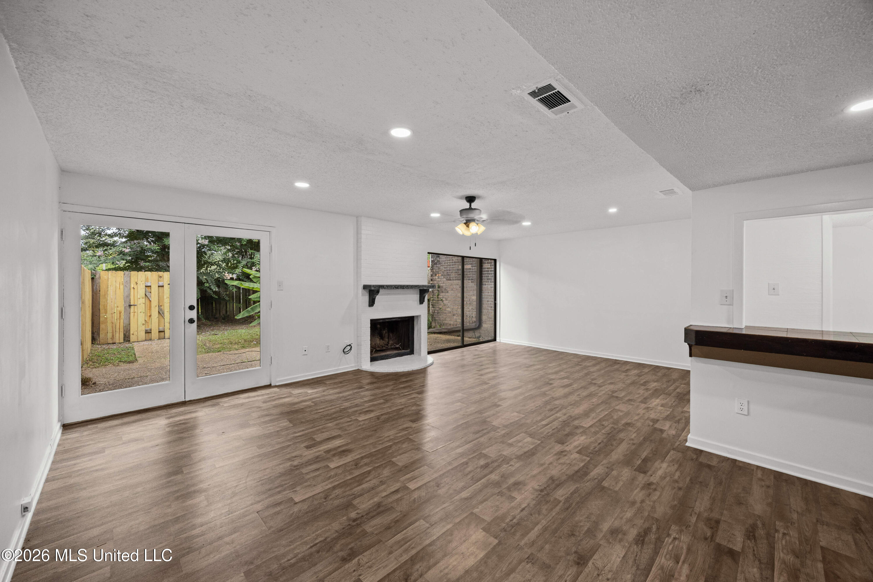 1255 E County Line Road Property Photo 4