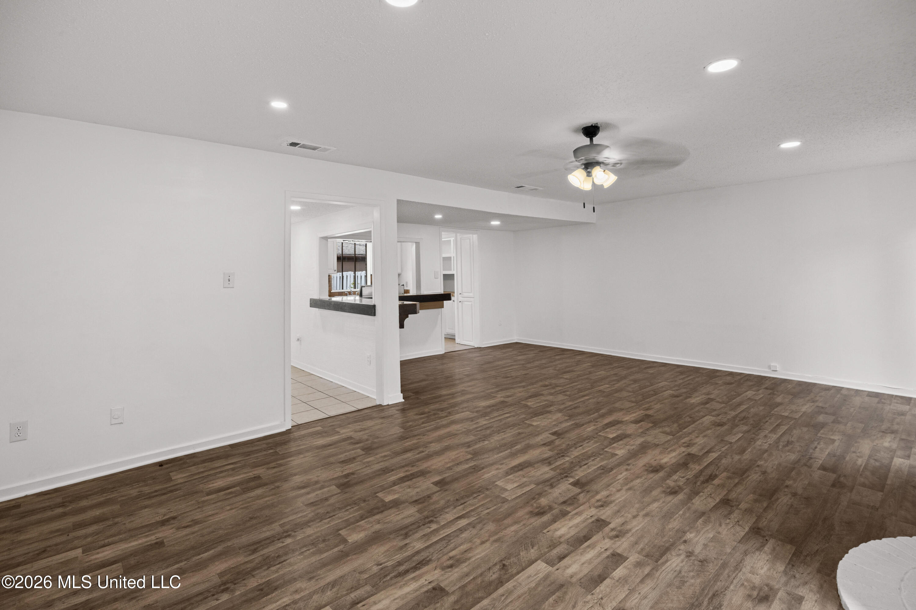 1255 E County Line Road Property Photo 5