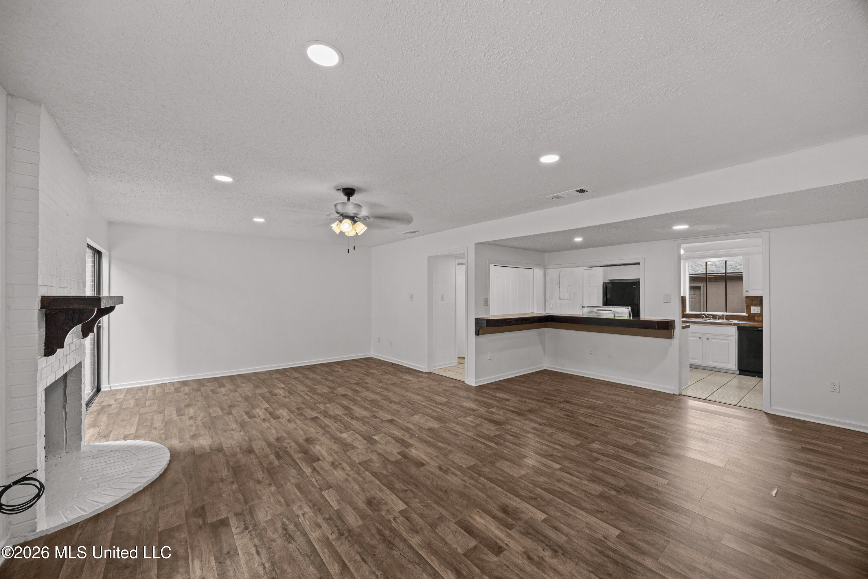 1255 E County Line Road Property Photo 6
