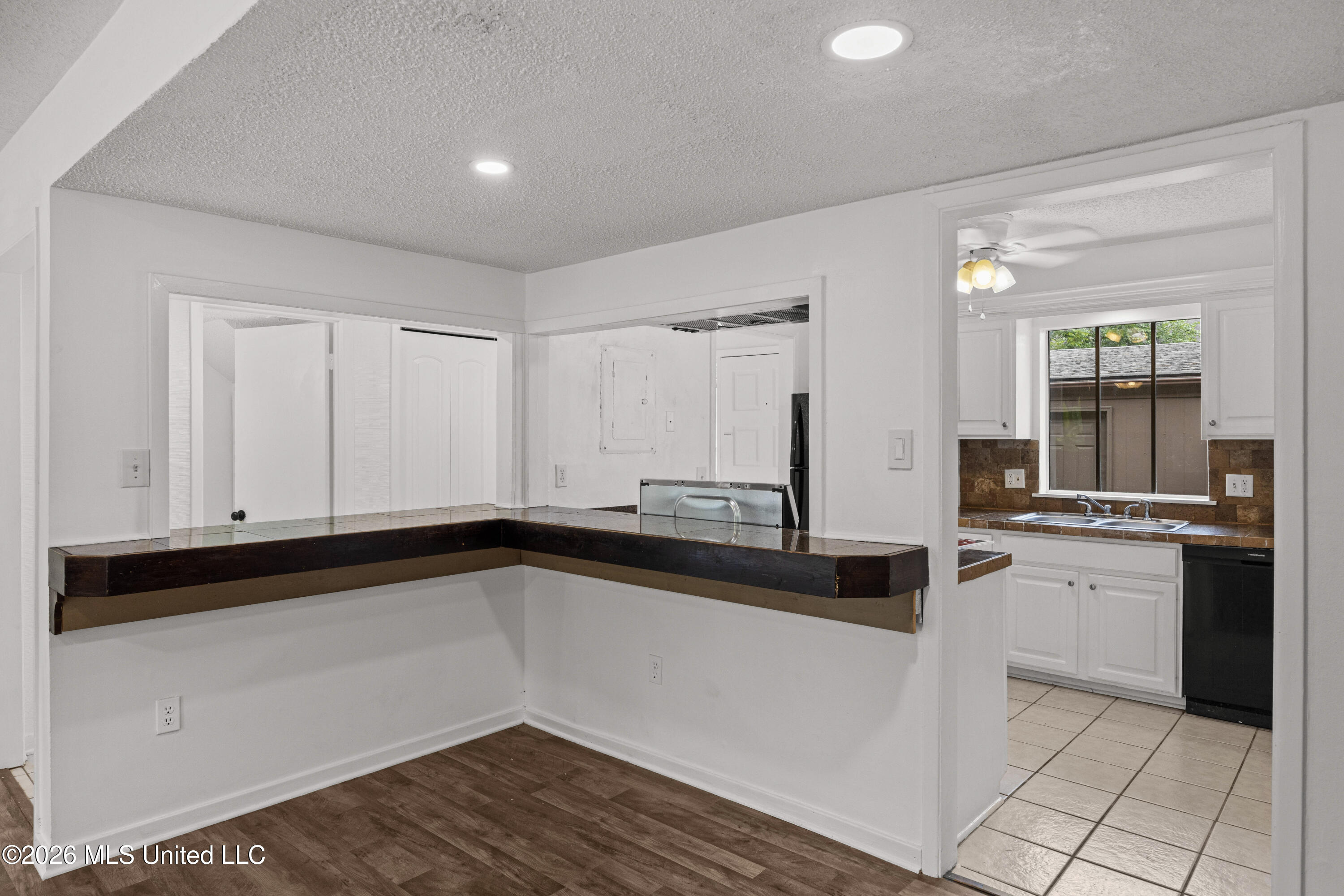 1255 E County Line Road Property Photo 7