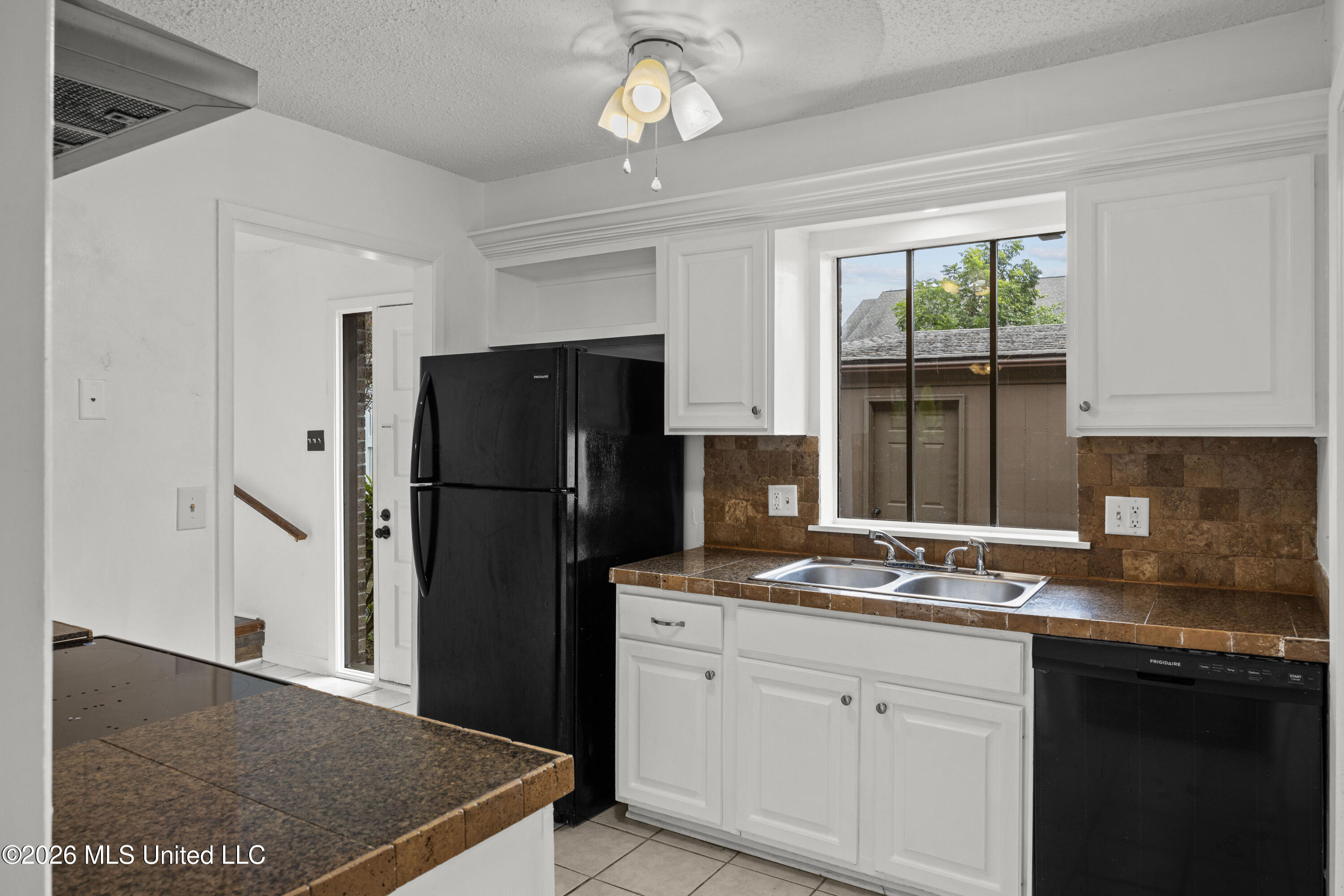 1255 E County Line Road Property Photo 8