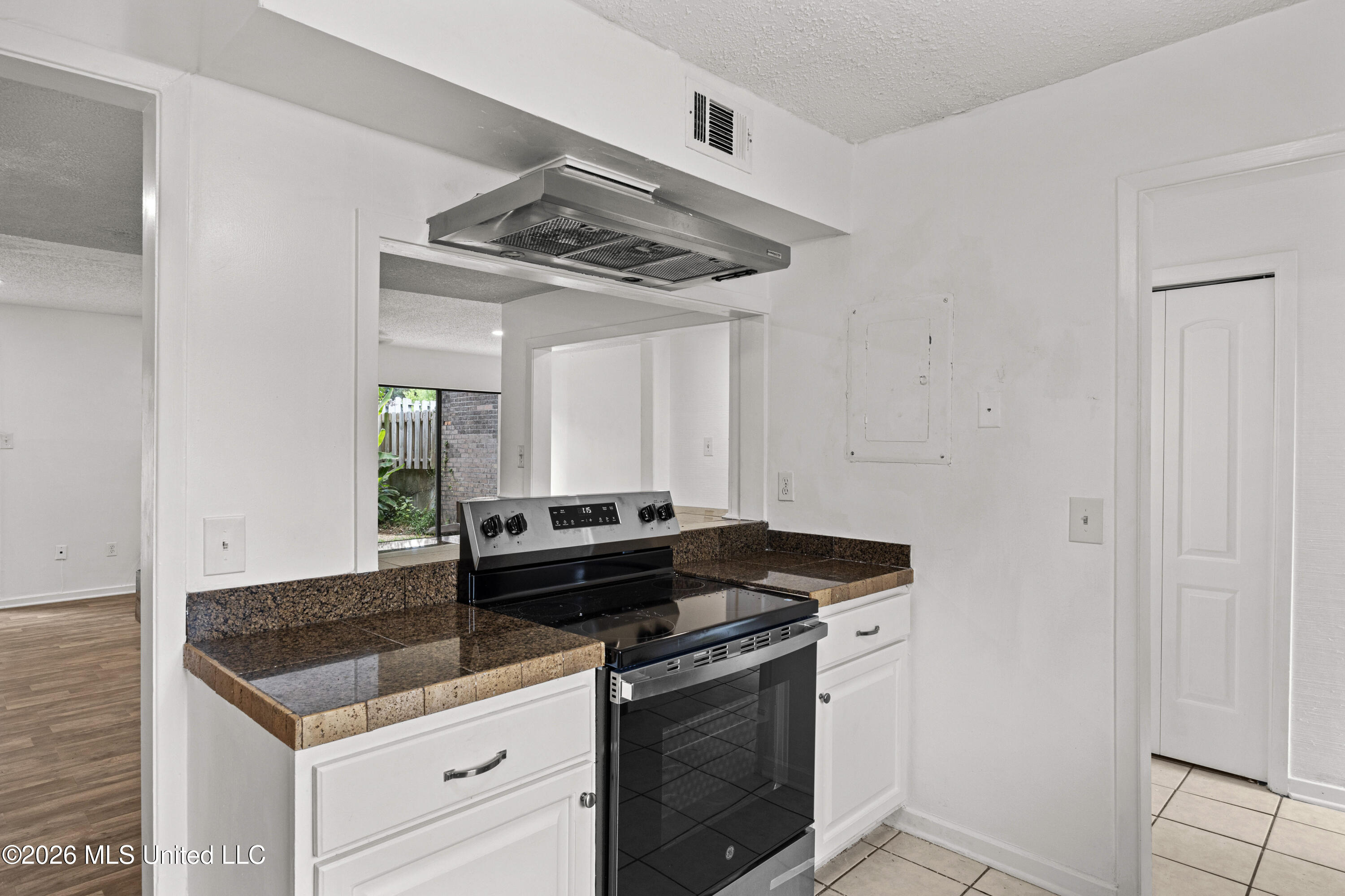 1255 E County Line Road Property Photo 9
