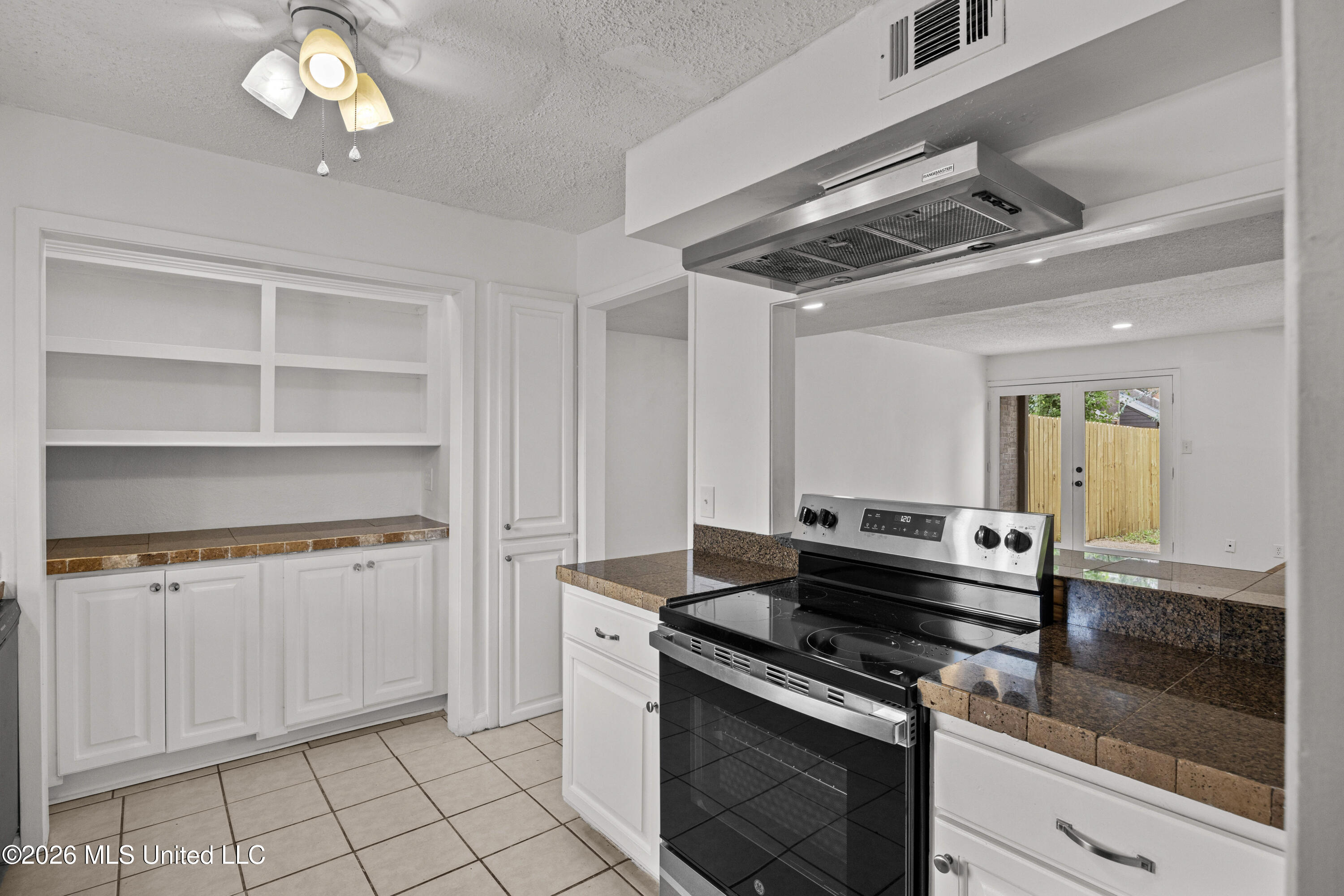 1255 E County Line Road Property Photo 10
