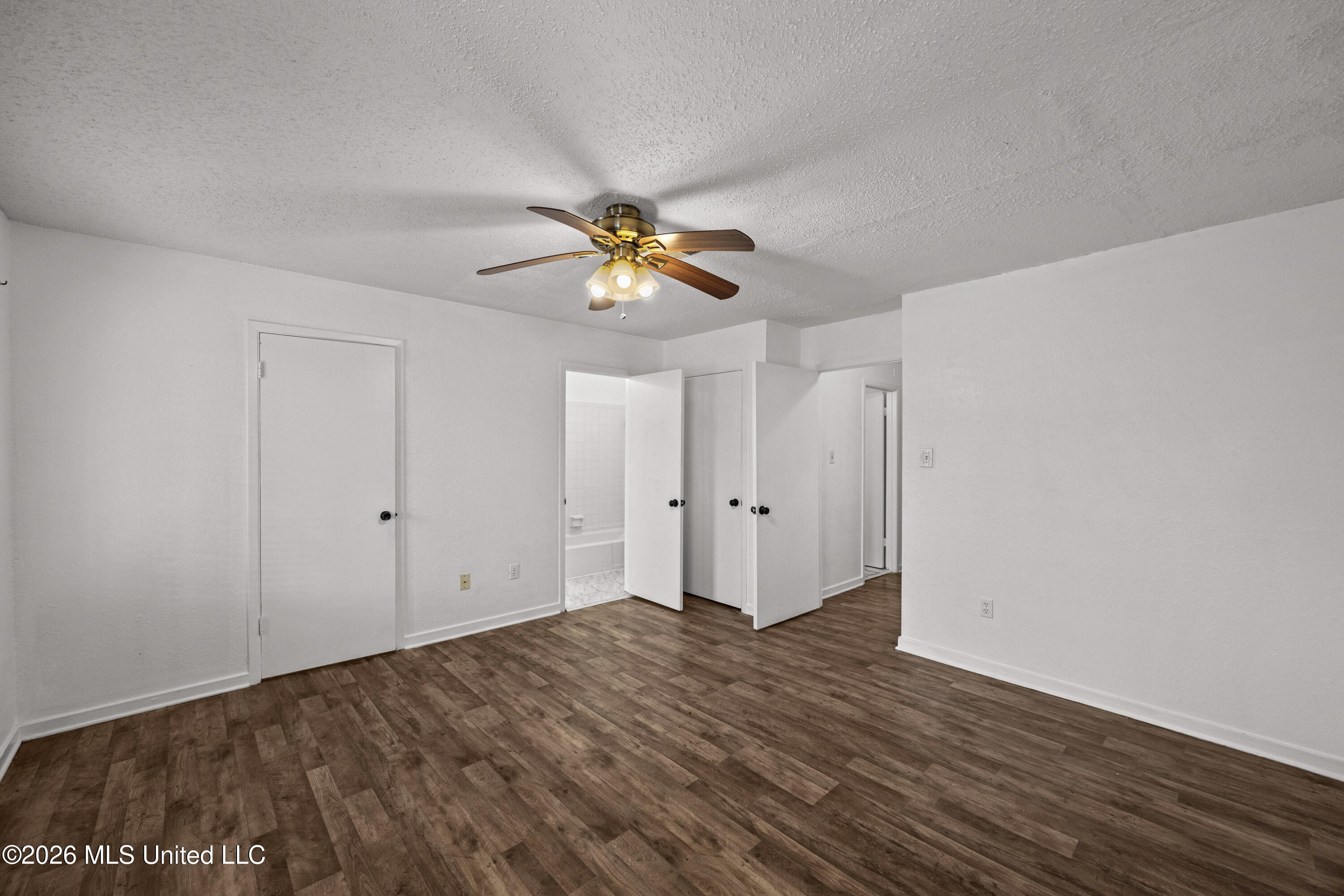 1255 E County Line Road Property Photo 14