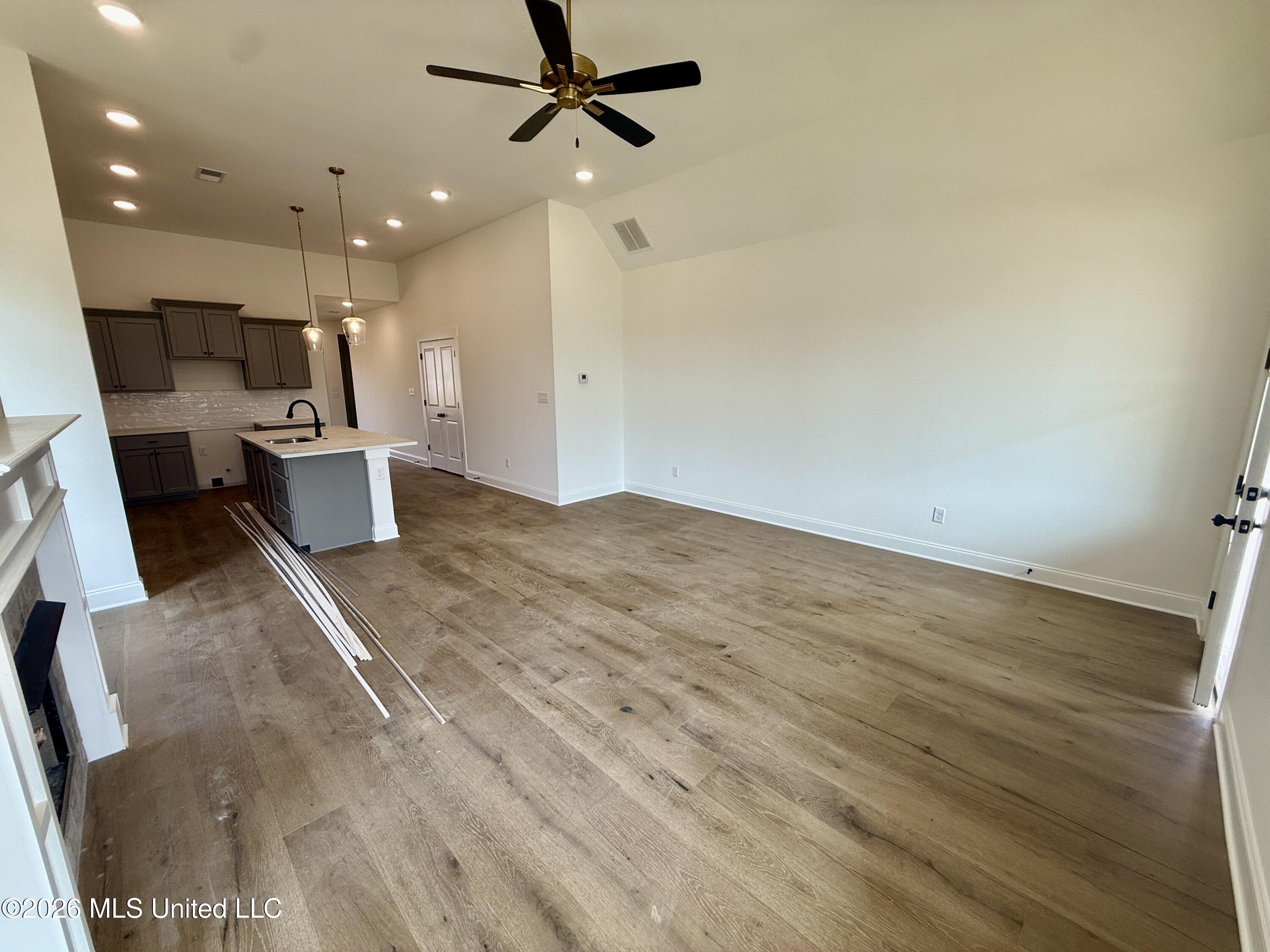 807 Quitman Court Property Photo 4