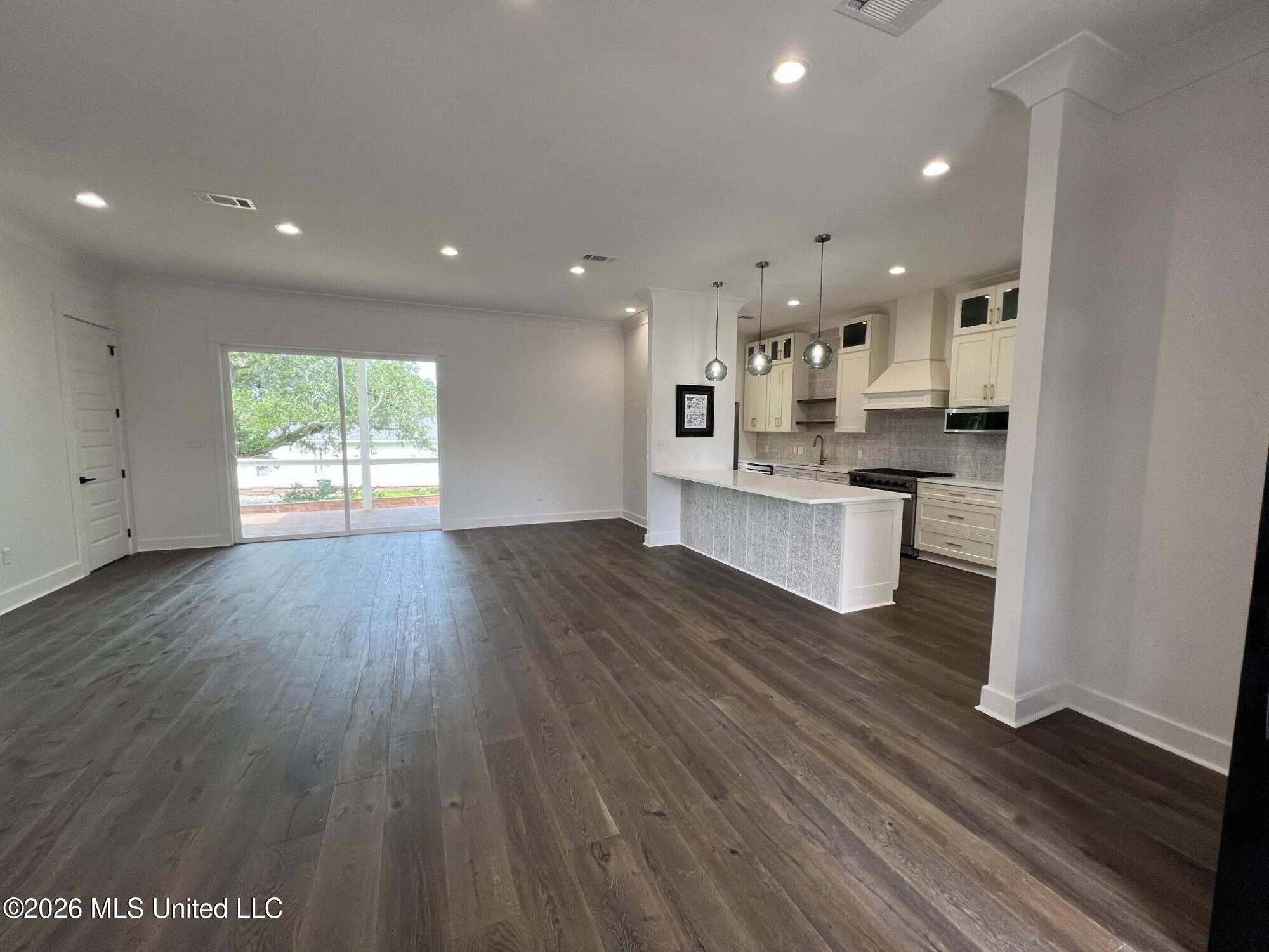 120 Grosvenor Place Property Photo 6