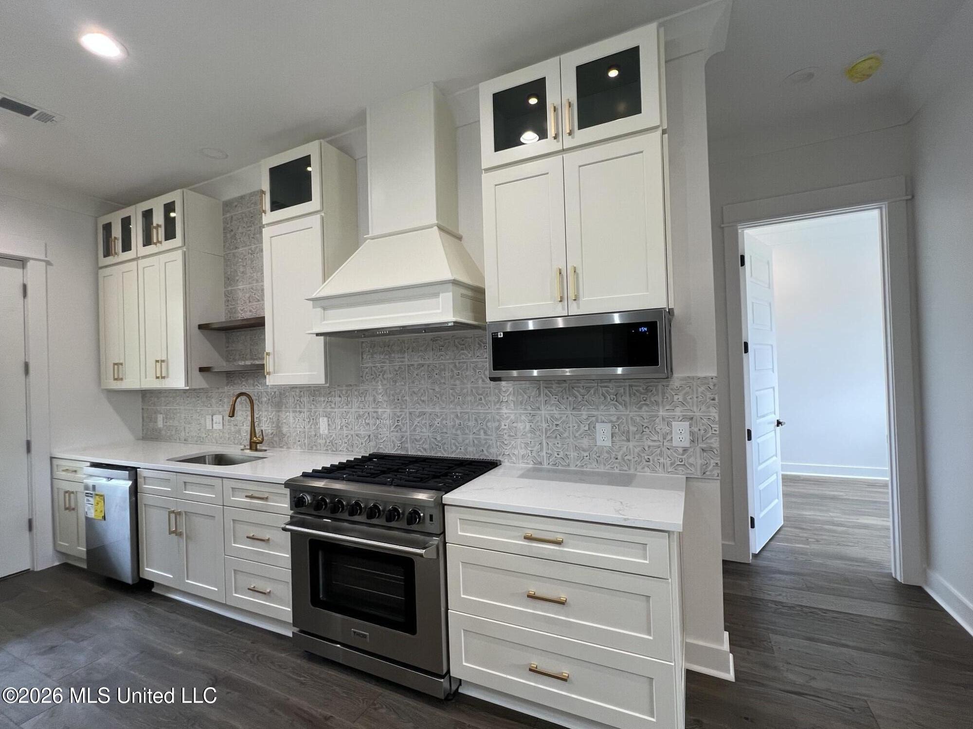 120 Grosvenor Place Property Photo 14