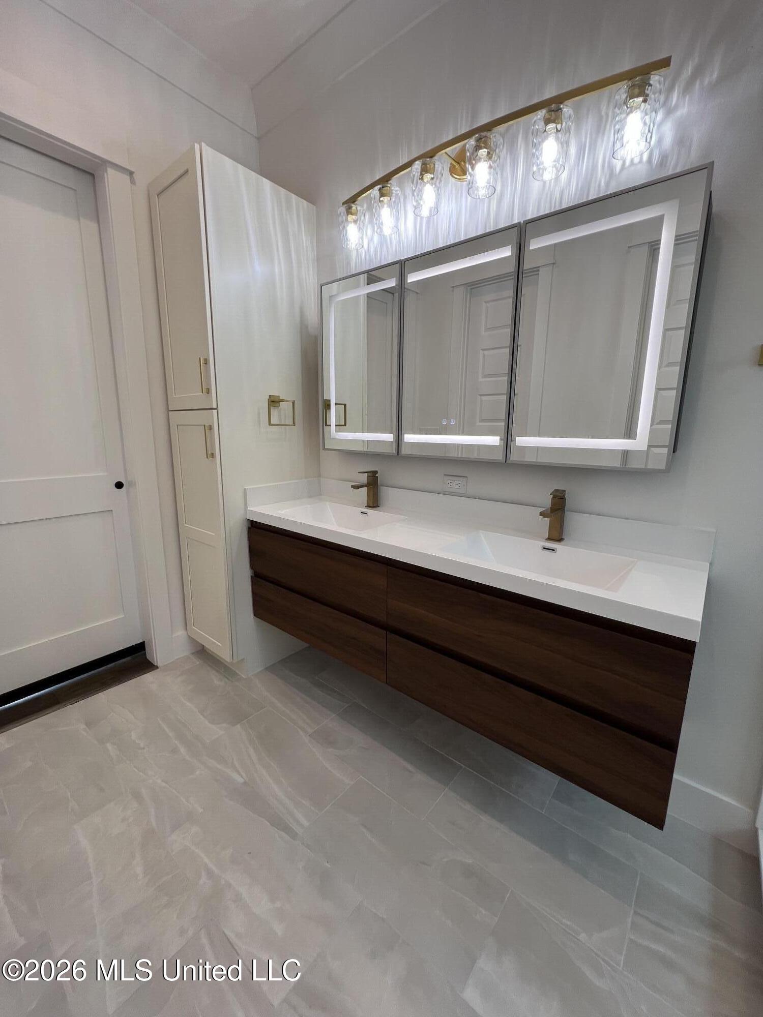 120 Grosvenor Place Property Photo 27