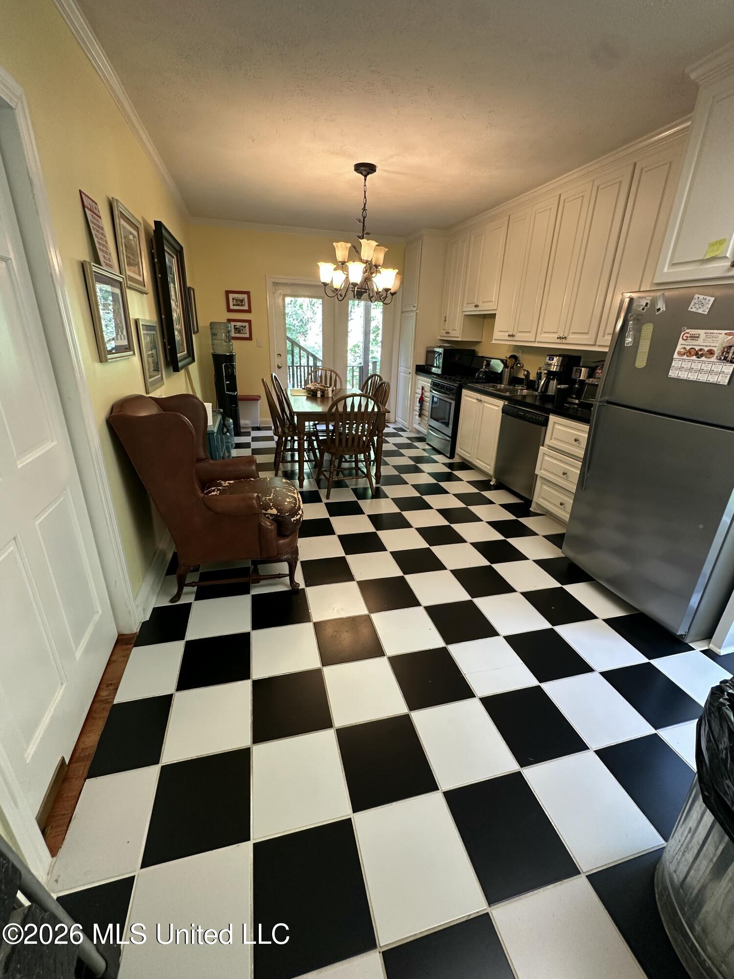 1911 Dunbarton Drive Property Photo 8