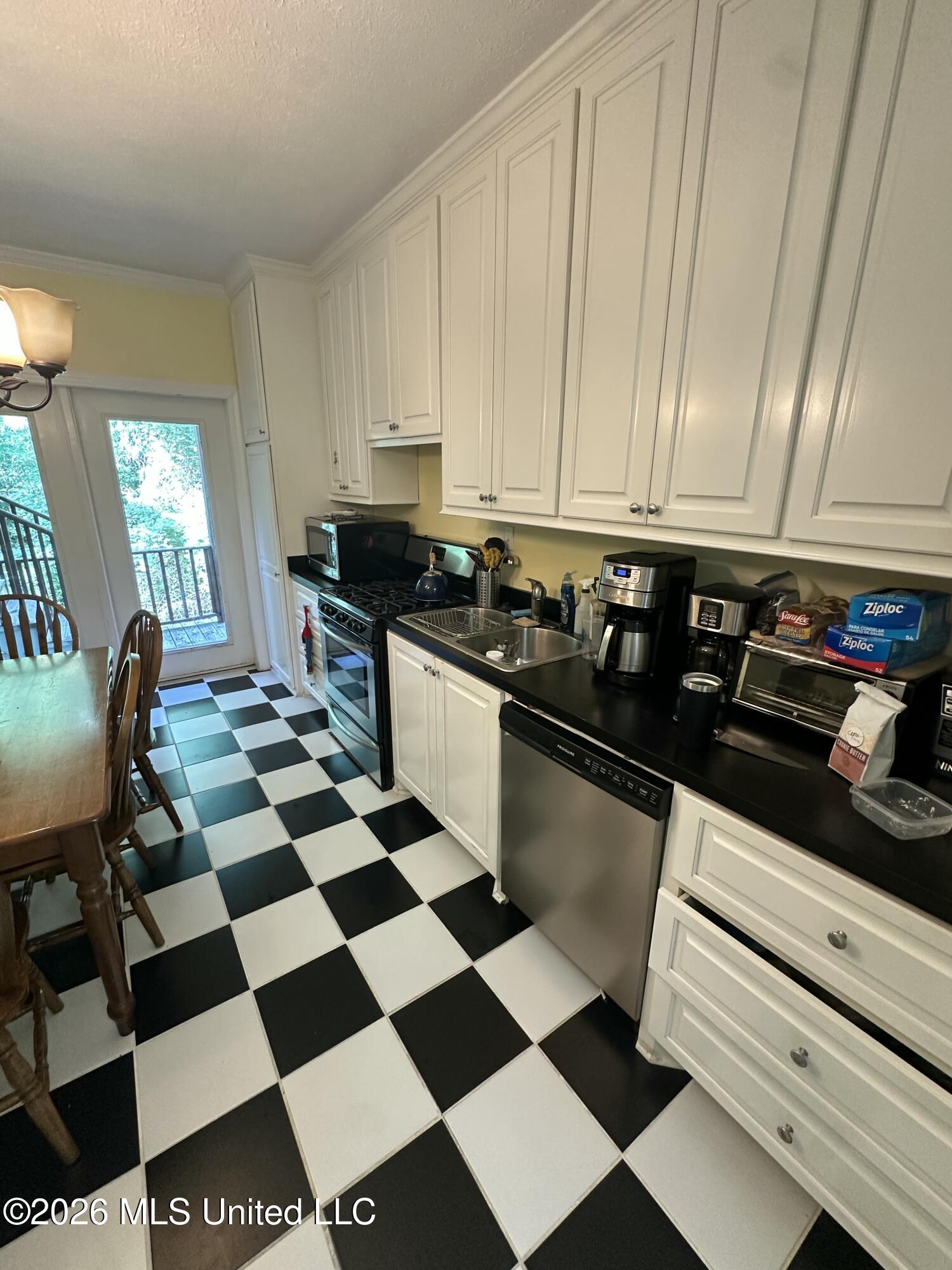 1911 Dunbarton Drive Property Photo 10